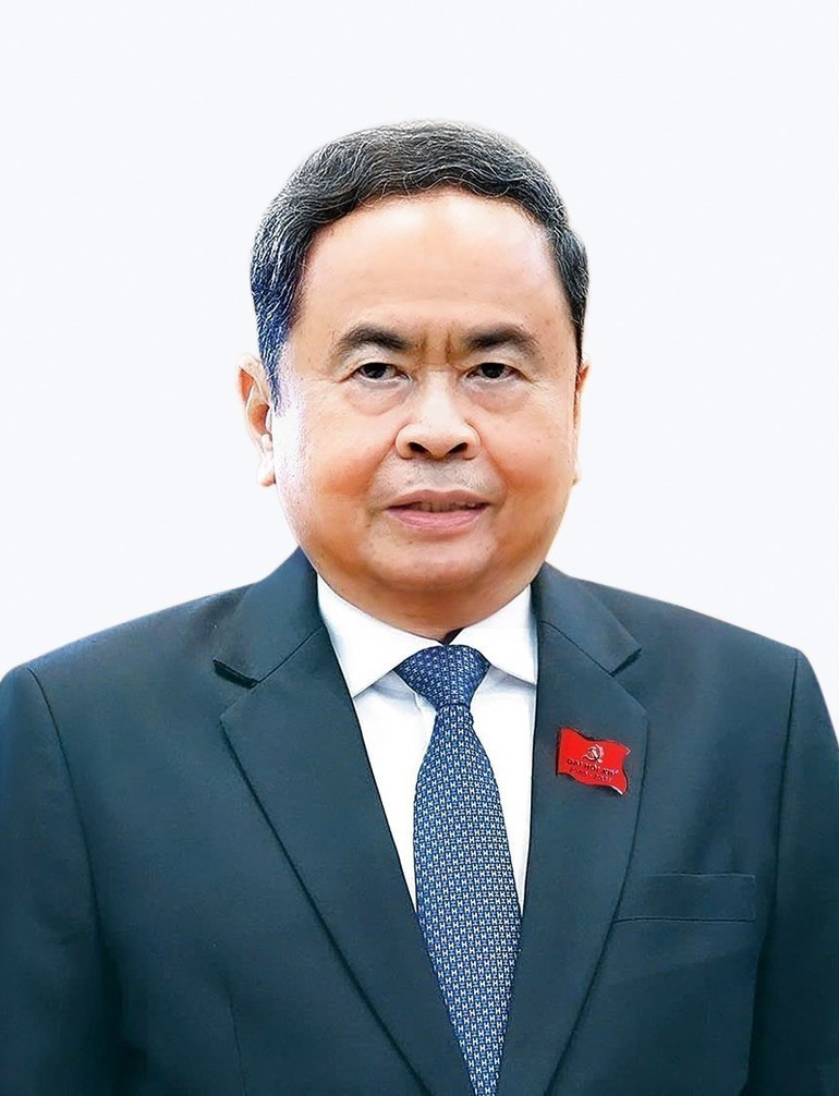 TRAN THANH MAN, miembro del Buró Político, secretario del Comité del Partido de la Asamblea Nacional, presidente de la Asamblea Nacional