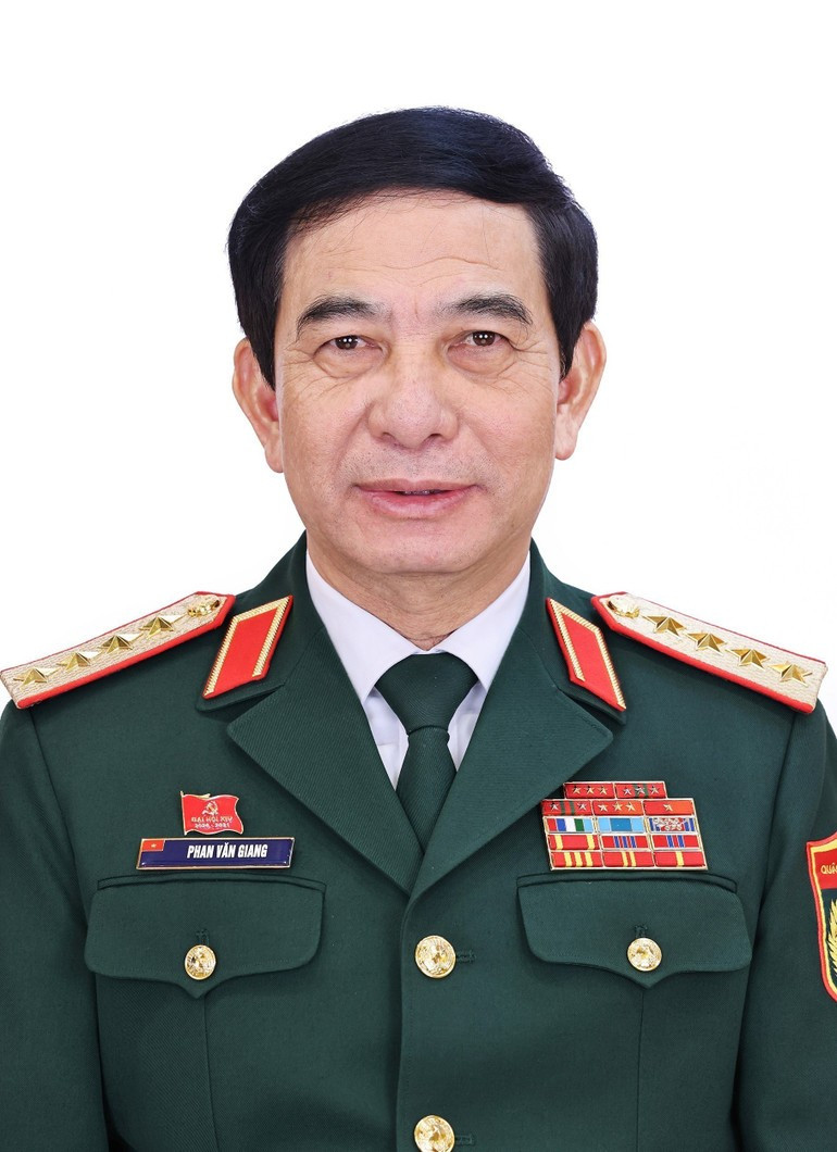 PHAN VAN GIANG, miembro del Buró Político, miembro de la Junta Permanente del Comité del Partido en el Gobierno, vicesecretario de la Comisión Militar Central, general, ministro de Defensa