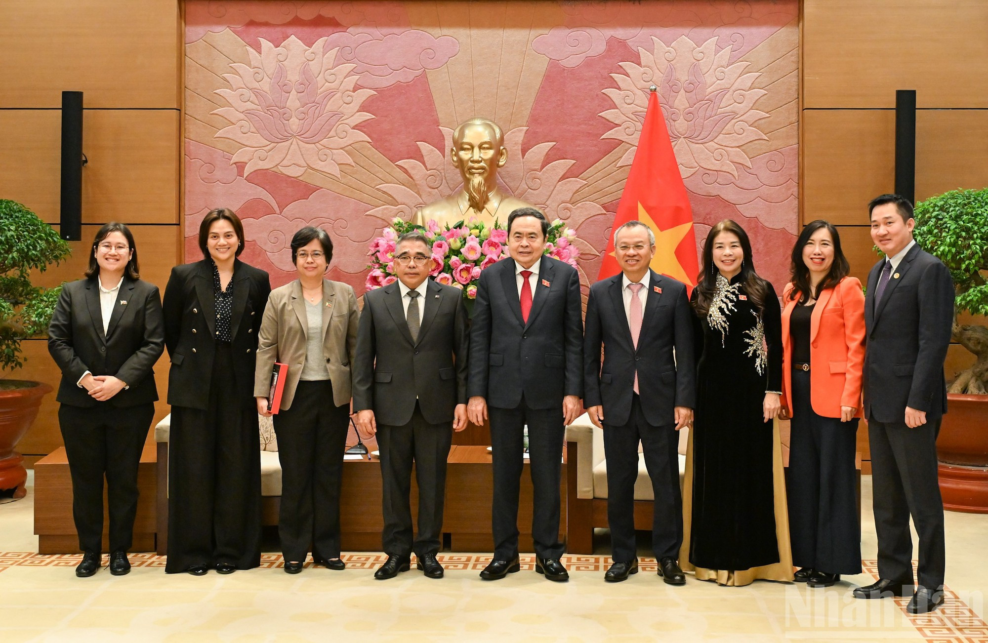 Los delegados vietnamitas y filipinos en el encuentro.