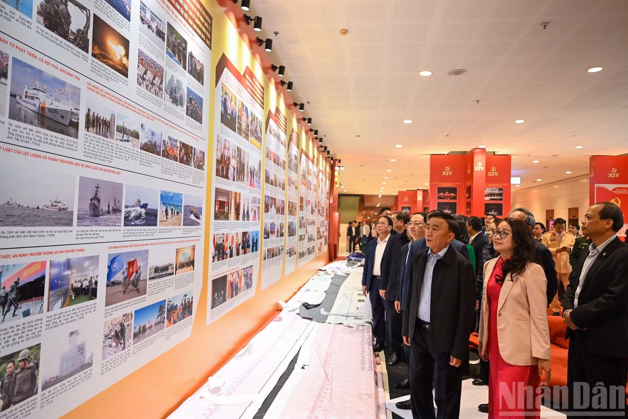 Inspecciona el espacio de exhibición fotográfica titulado “Bajo la bandera del Partido, el país avanza hacia una nueva era”, realizado por la Agencia Vietnamita de Noticias (VNA).