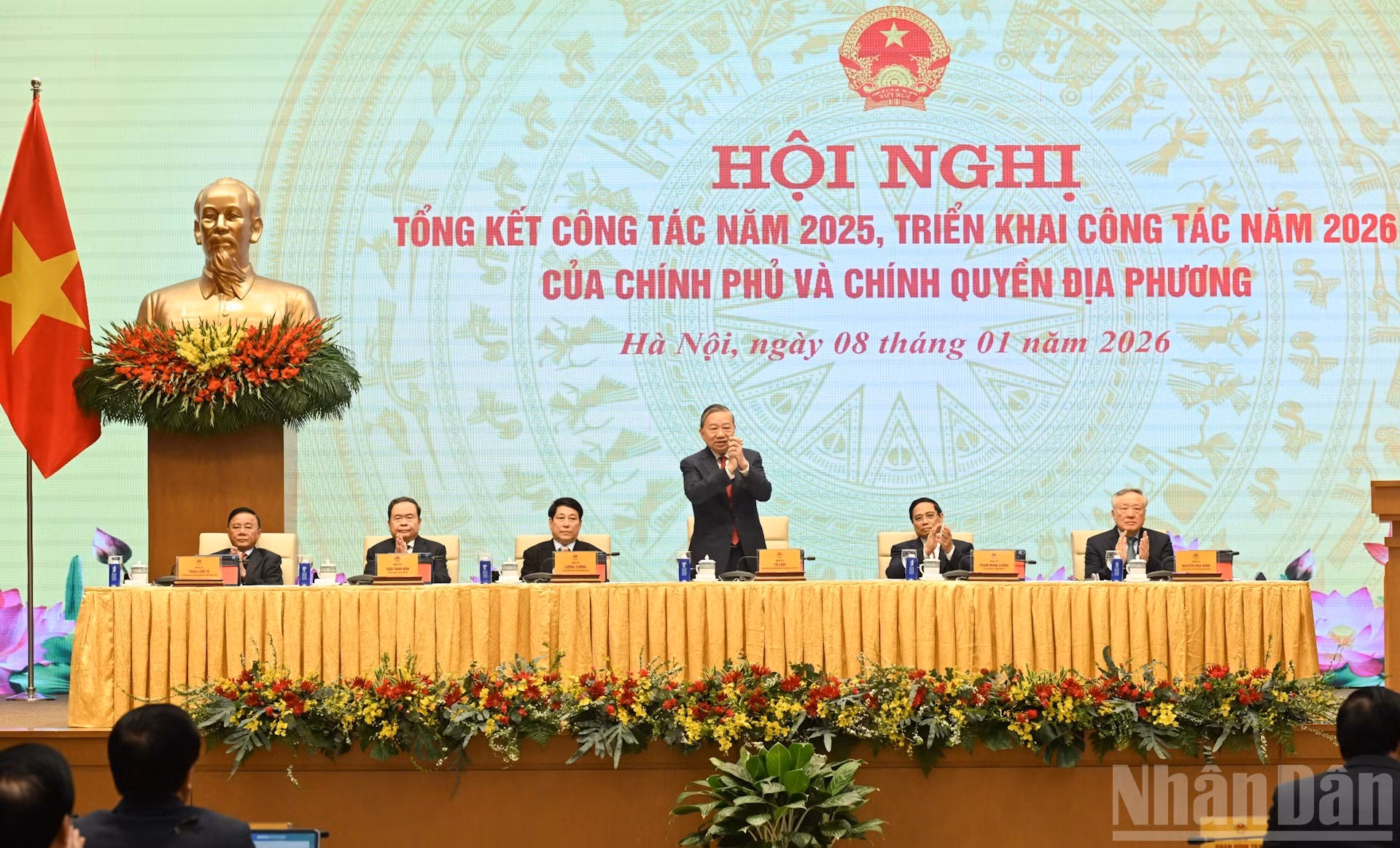 El secretario general del Partido Comunista de Vietnam, To Lam, el presidente Luong Cuong, el primer ministro Pham Minh Chinh, el titular de la Asamblea Nacional Tran Thanh Man, el miembro permanente del Secretariado del Comité Central del Partido, Tran Cam Tu y el viceprimer ministro Nguyen Hoa Binh, aisisten a la cita.