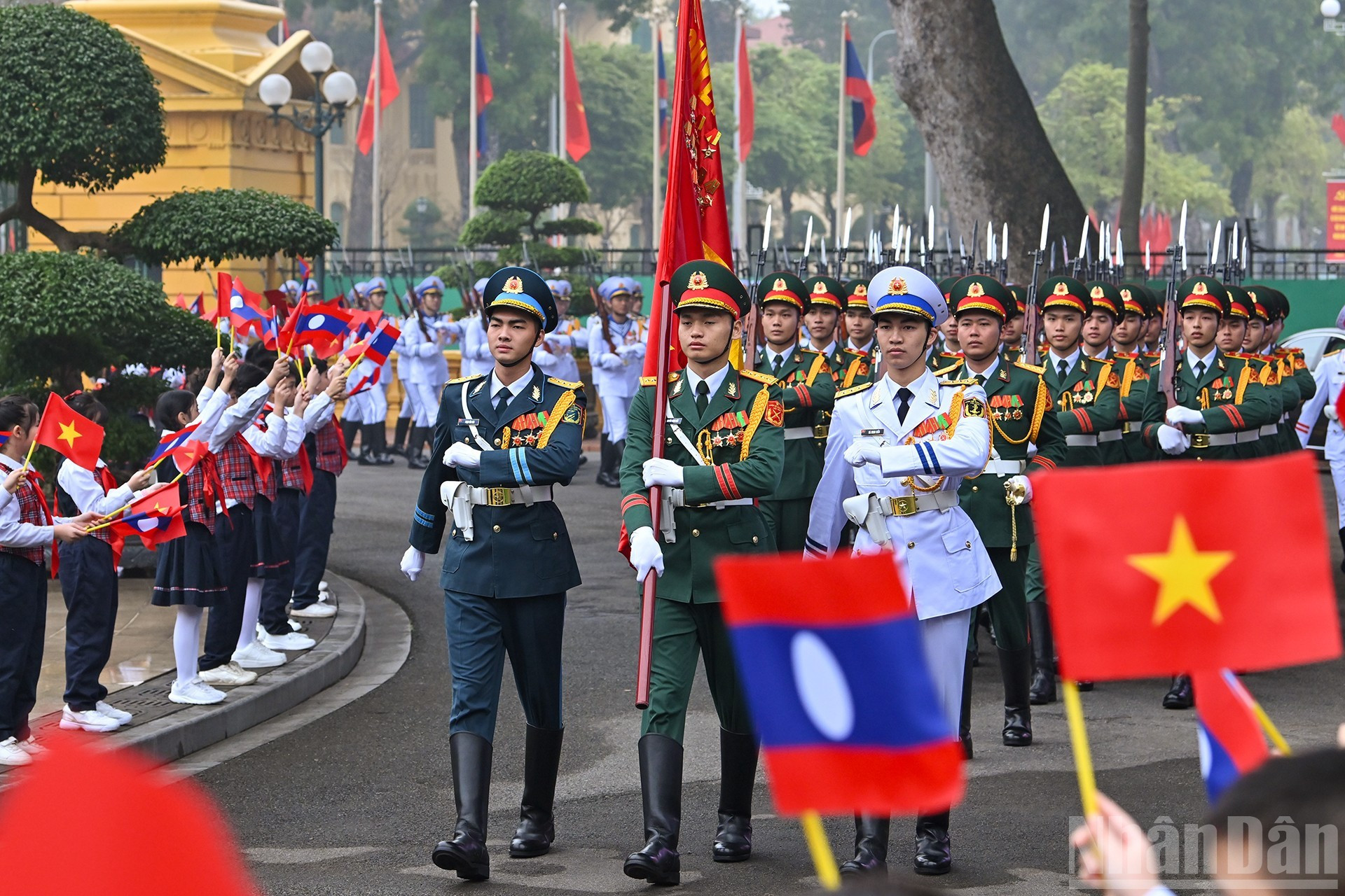 La Guardia de Honor del Ejército Popular de Vietnam lista para la ceremonia de bienvenida al secretario general del Comité Central del PPRL y presidente de ese país, Thongloun Sisoulith, y a su esposa.