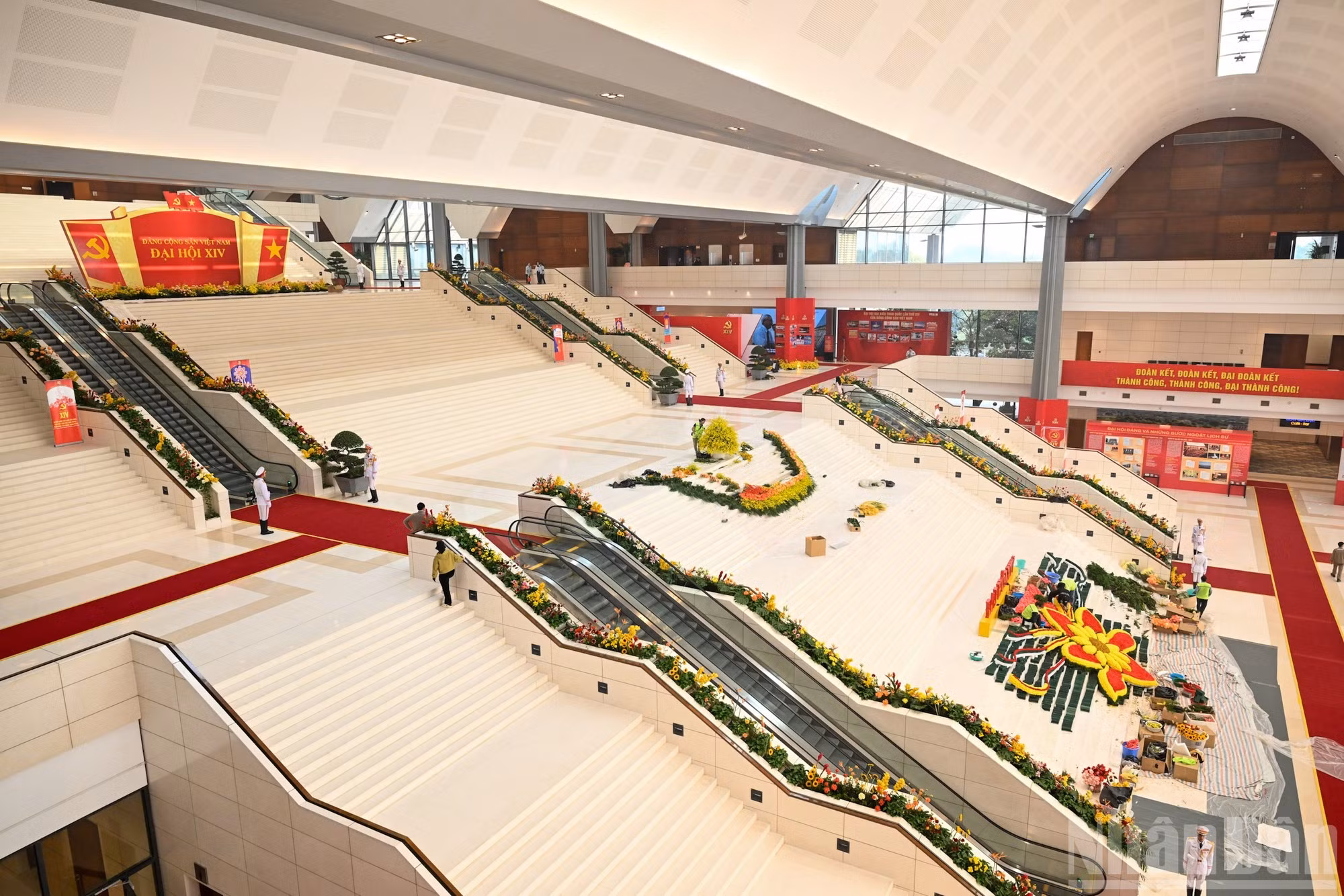 Las labores de decoración se están completando de manera urgente por las unidades encargadas.