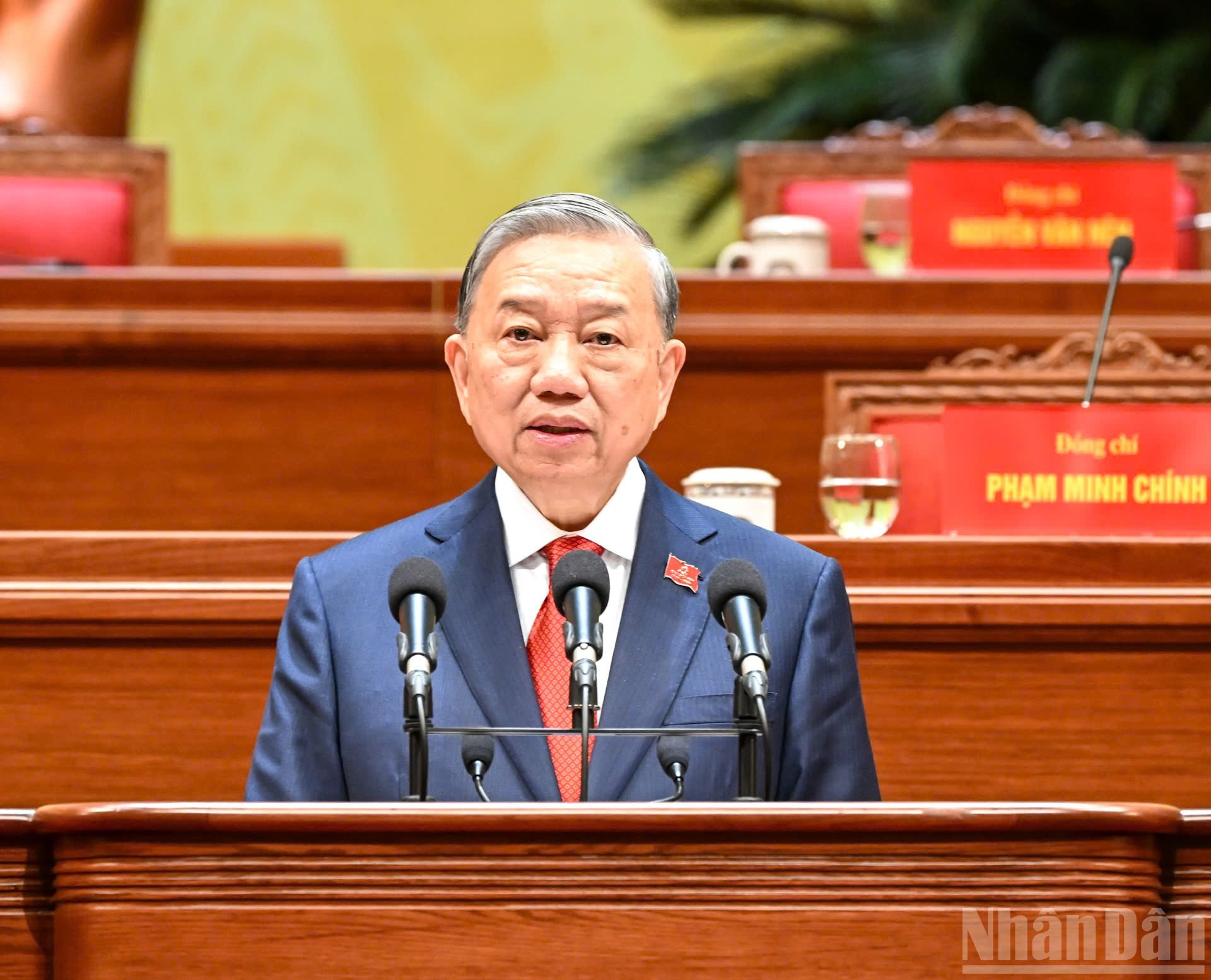 To Lam, secretario general del Comité Central del PCV, habla en el evento.