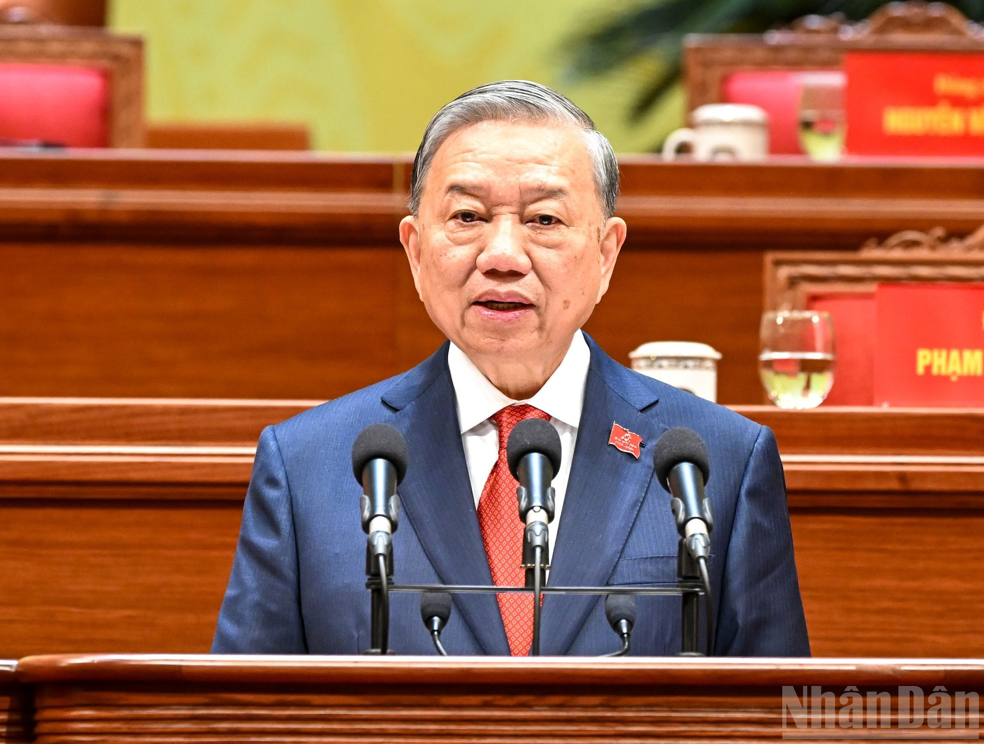 El secretario general To Lam pronuncia el discurso de clausura del XIV Congreso Nacional del PCV.