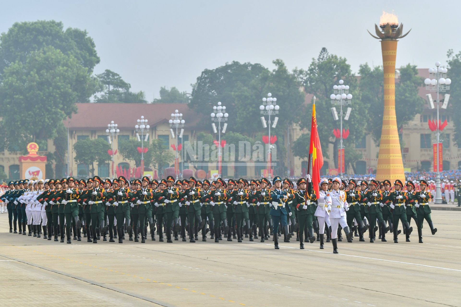 Los bloques a pie de las fuerzas del Ejército Popular de Vietnam desfilan por la Plaza de Ba Dinh. Los bloques a pie de las fuerzas del Ejército Popular de Vietnam desfilan por la Plaza de Ba Dinh.