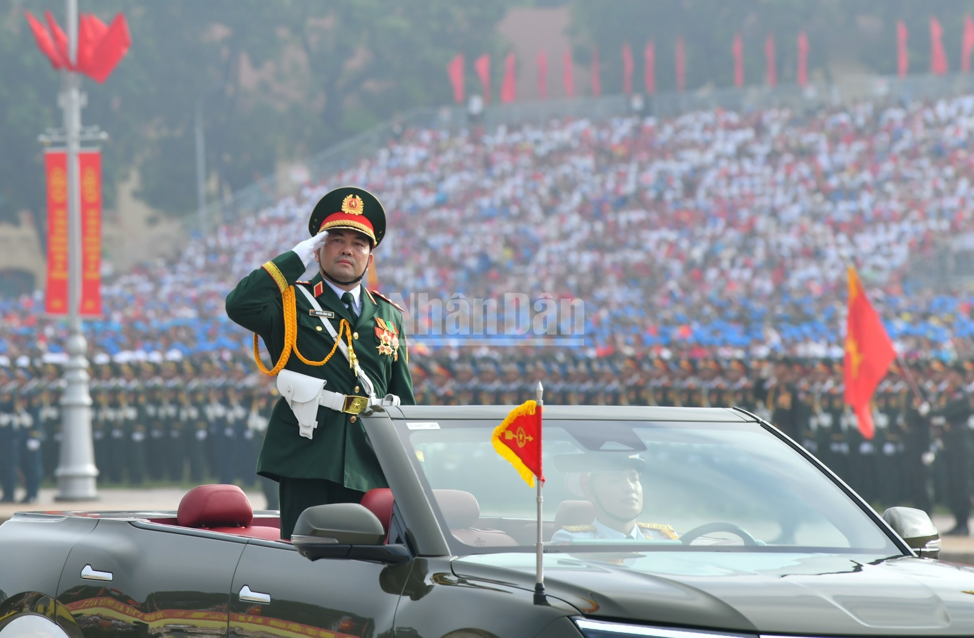 El bloque de la Bandera del Ejército, encabezado por el coronel general Nguyen Hong Thai, miembro del Comité Central del Partido, de la Comisión Militar Central y viceministro de Defensa, lidera las formaciones representativos del heroico Ejército Popular de Vietnam y de las fuerzas de autodefensa. El bloque de la Bandera del Ejército, encabezado por el coronel general Nguyen Hong Thai, miembro del Comité Central del Partido, de la Comisión Militar Central y viceministro de Defensa, lidera las formaciones representativos del heroico Ejército Popular de Vietnam y de las fuerzas de autodefensa.