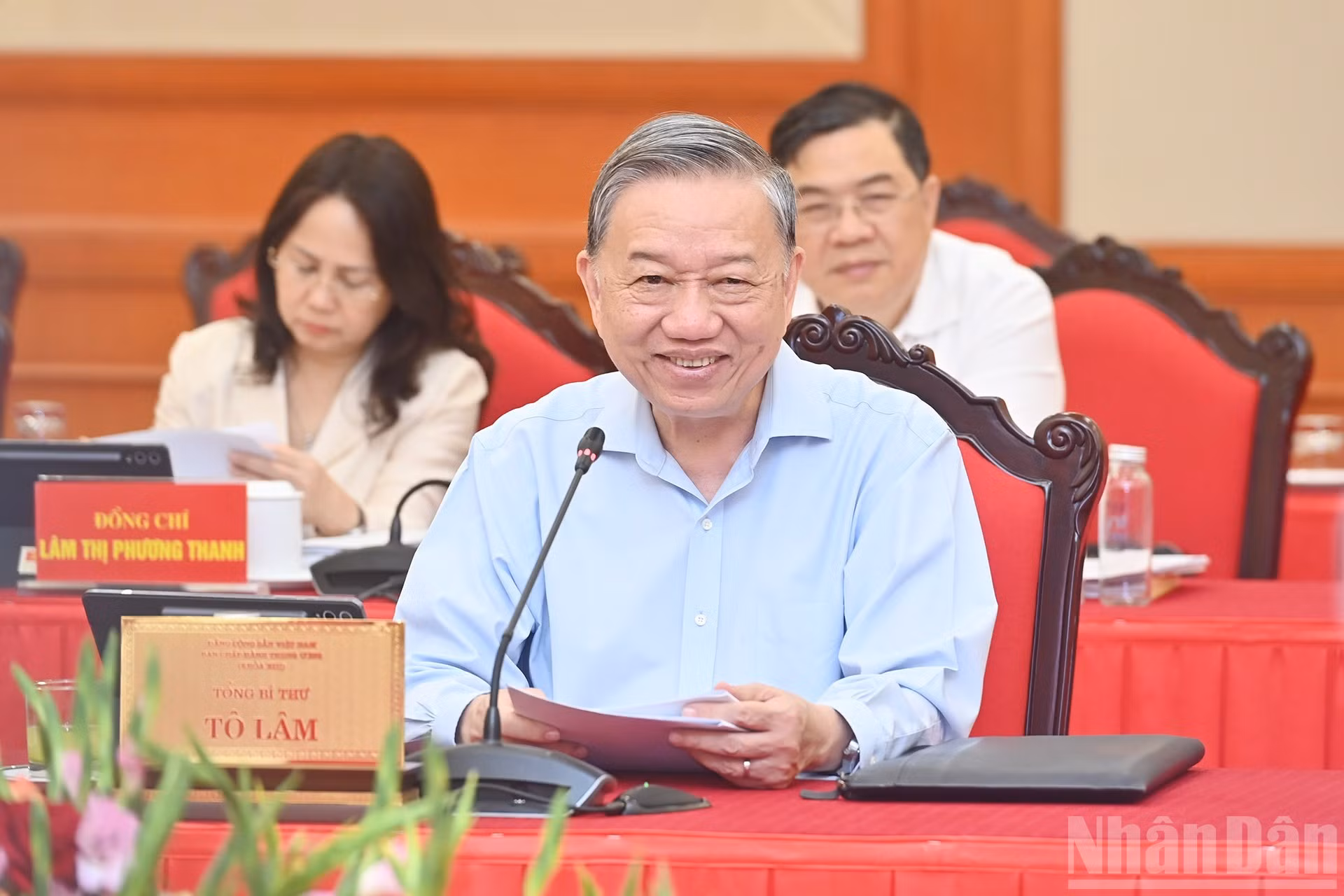 El secretario general del PCV, To Lam, habla en la reunión.
