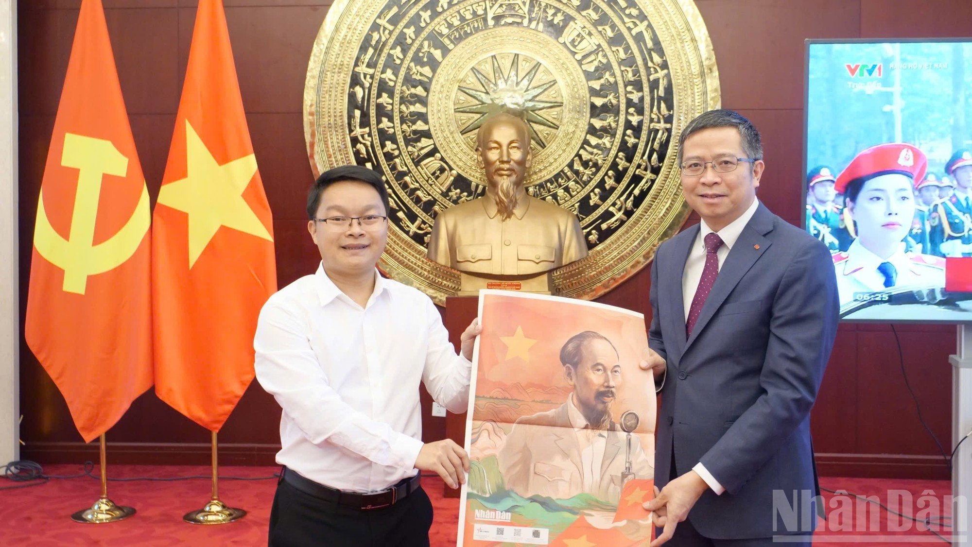 El representante de la corresponsalía del periódico Nhan Dan en China entrega el suplemento especial al embajador de Vietnam en Pekín, Pham Thanh Binh.