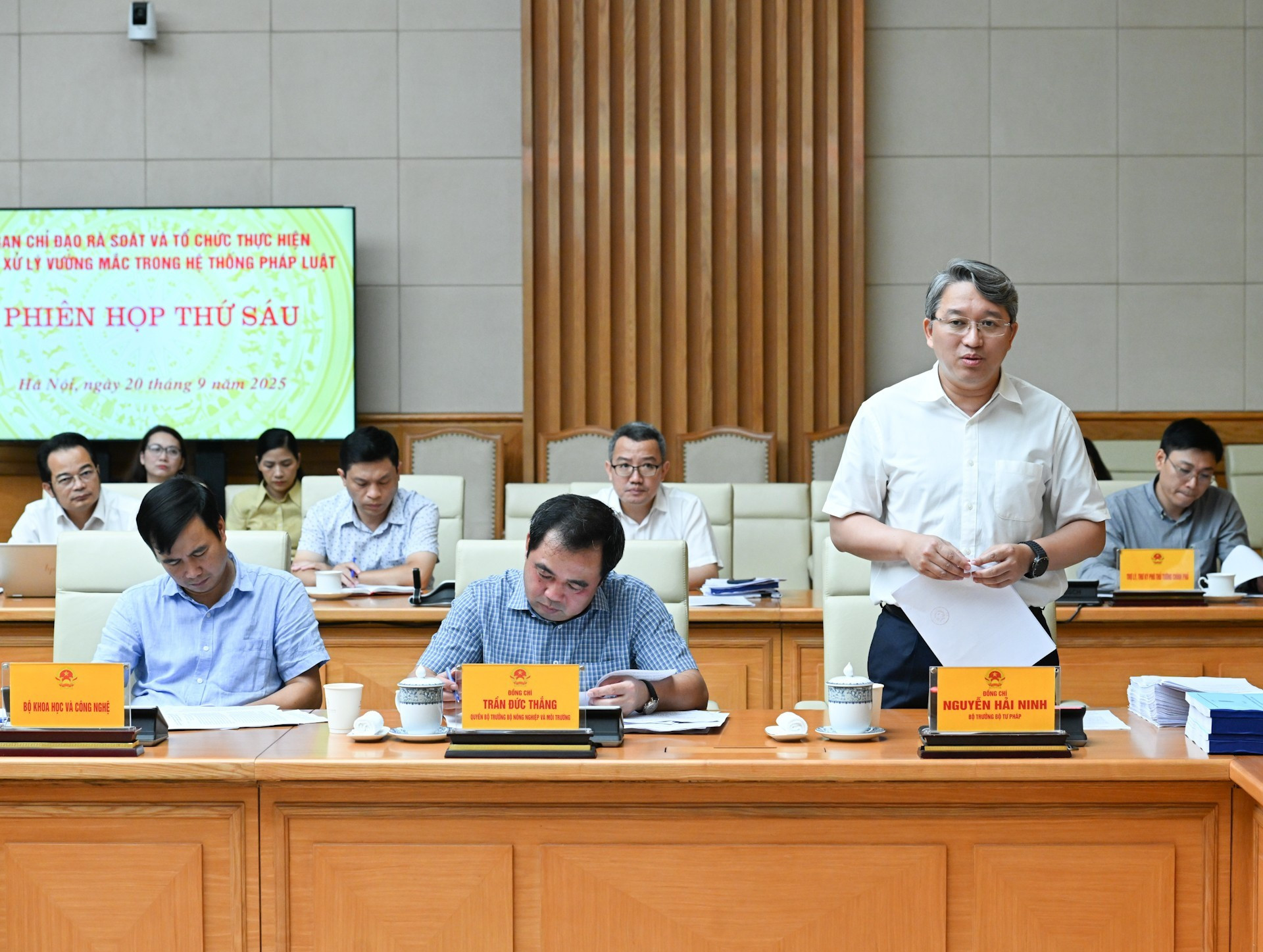 El ministro de Justicia, Nguyen Hai Ninh, habla en la reunión.