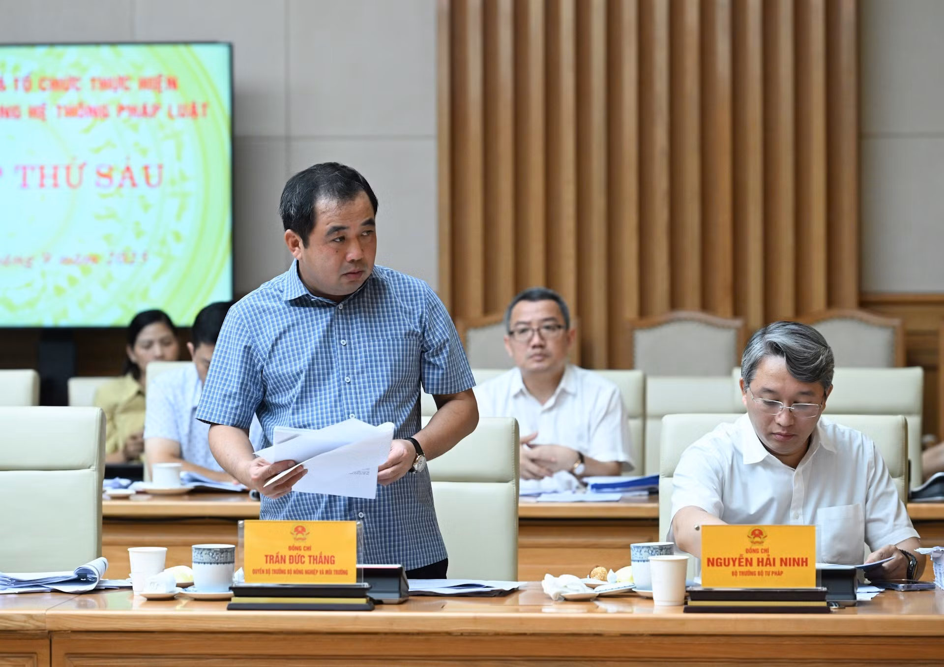 El ministro interino de Agricultura y Medio Ambiente, Tran Duc Thang, habla en la reunión.