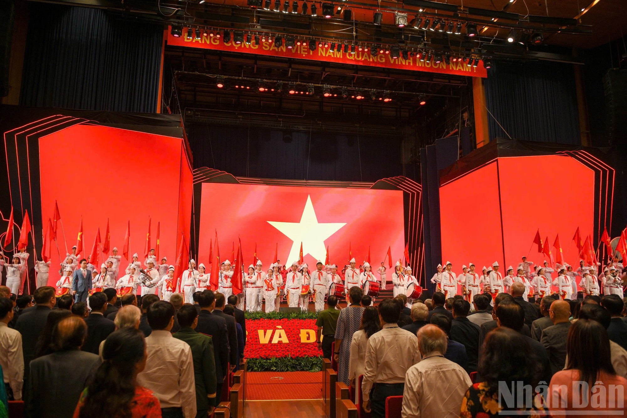 Simultáneamente, todas las instituciones educativas del país realizan el izado de bandera, cantan el himno nacional y escuchan las instrucciones y felicitaciones por el nuevo curso del secretario general del partido. Simultáneamente, todas las instituciones educativas del país realizan el izado de bandera, cantan el himno nacional y escuchan las instrucciones y felicitaciones por el nuevo curso del secretario general del partido.