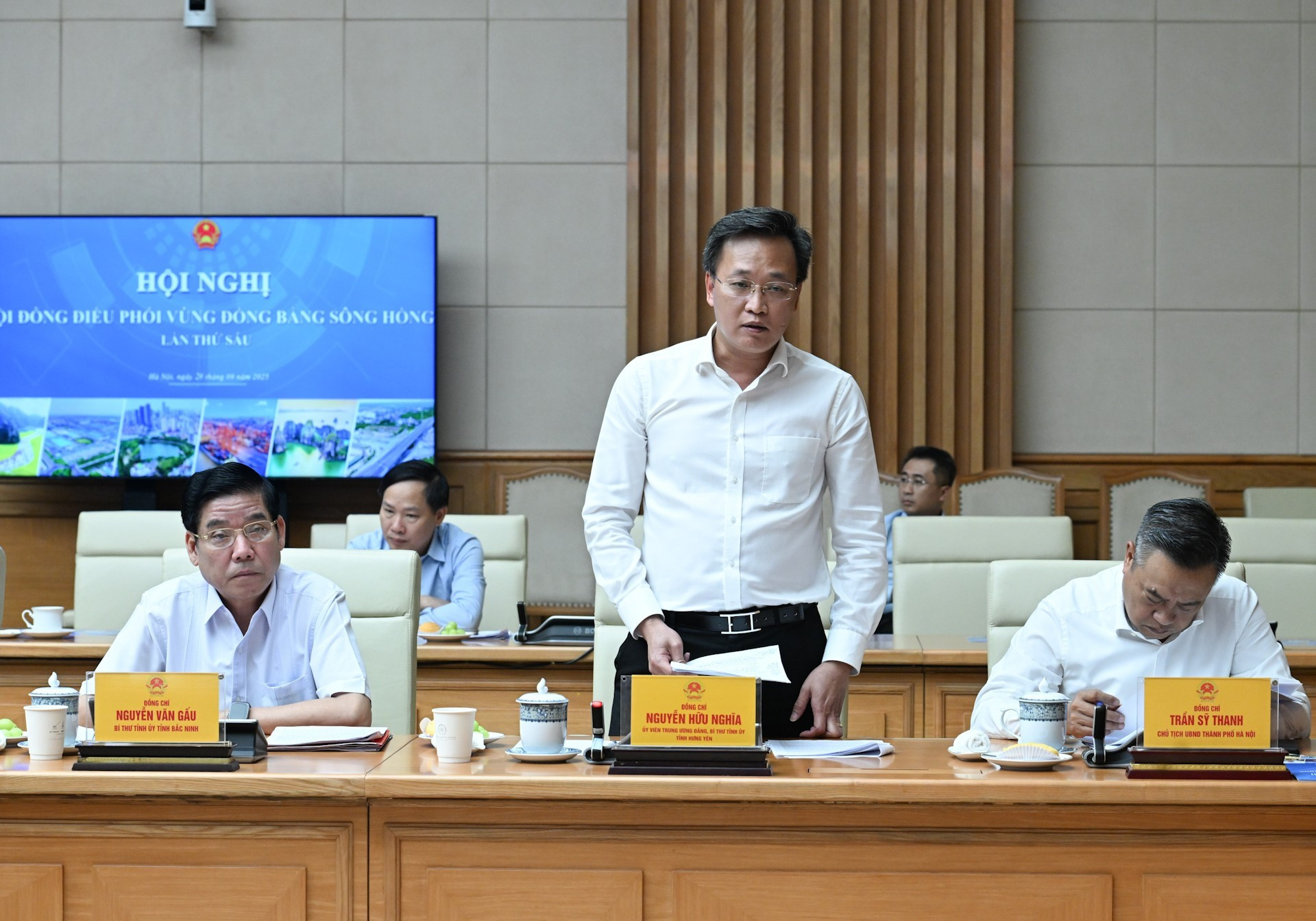 El secretario del Partido de la provincia de Hung Yen, Nguyen Huu Nghia, interviene en la reunión.