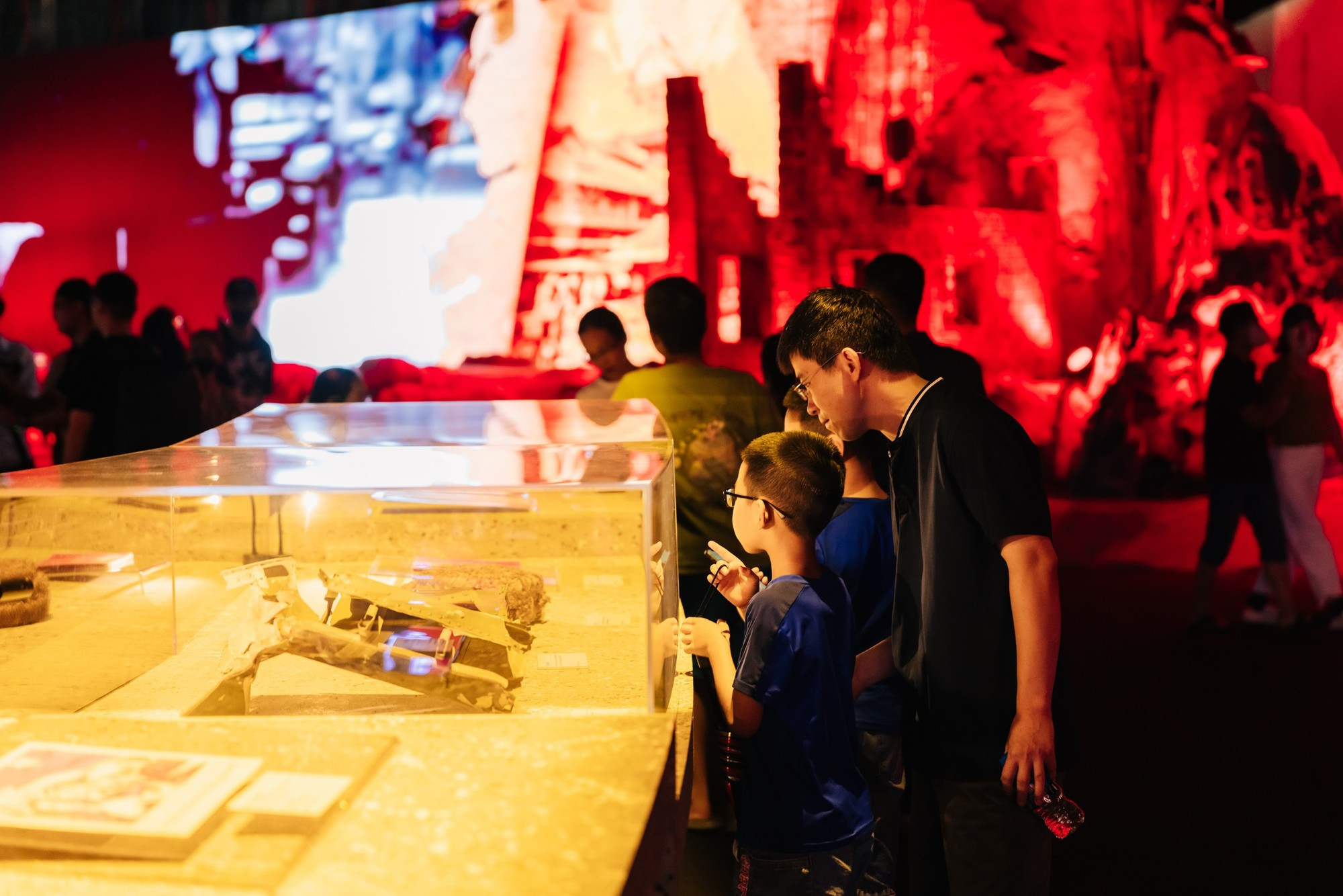 La combinación de exhibición estática y artes escénicas aporta vitalidad a la exposición. La combinación de exhibición estática y artes escénicas aporta vitalidad a la exposición.