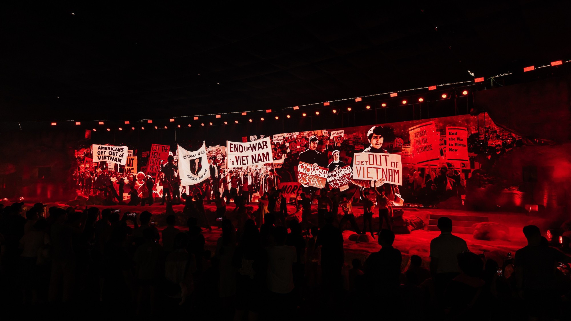 La exposición incluye ocho espacios que recrean los 95 años de liderazgo revolucionario del Partido Comunista de Vietnam. La exposición incluye ocho espacios que recrean los 95 años de liderazgo revolucionario del Partido Comunista de Vietnam.