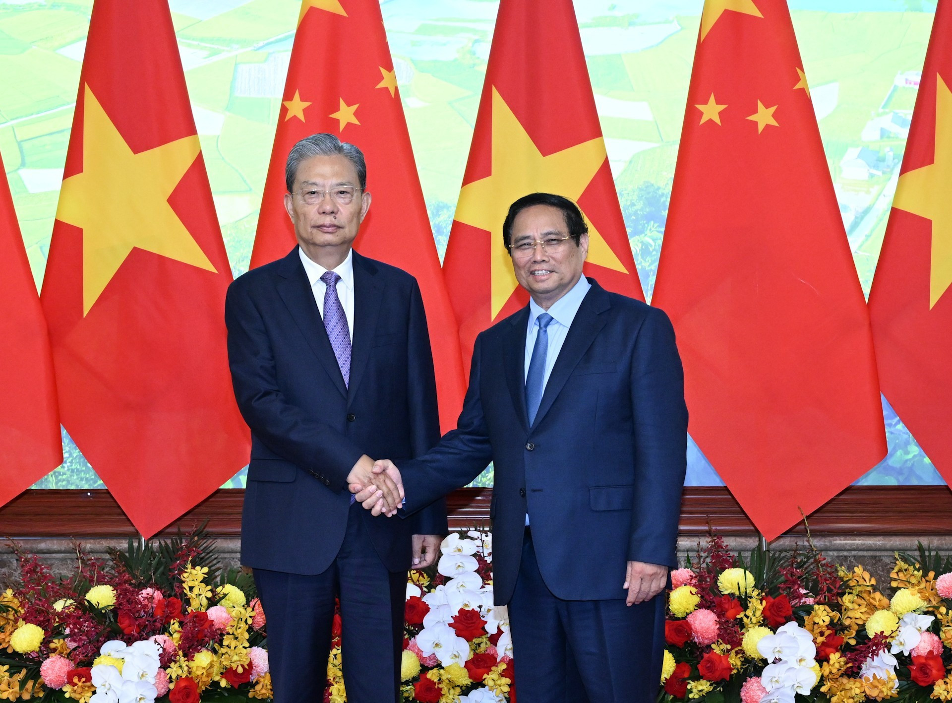 El primer ministro de Vietnam, Pham Minh Chinh, y el miembro del Comité Permanente del Buró Político del Partido Comunista de China y titular del Comité Permanente de la Asamblea Popular Nacional, Zhao Leji.