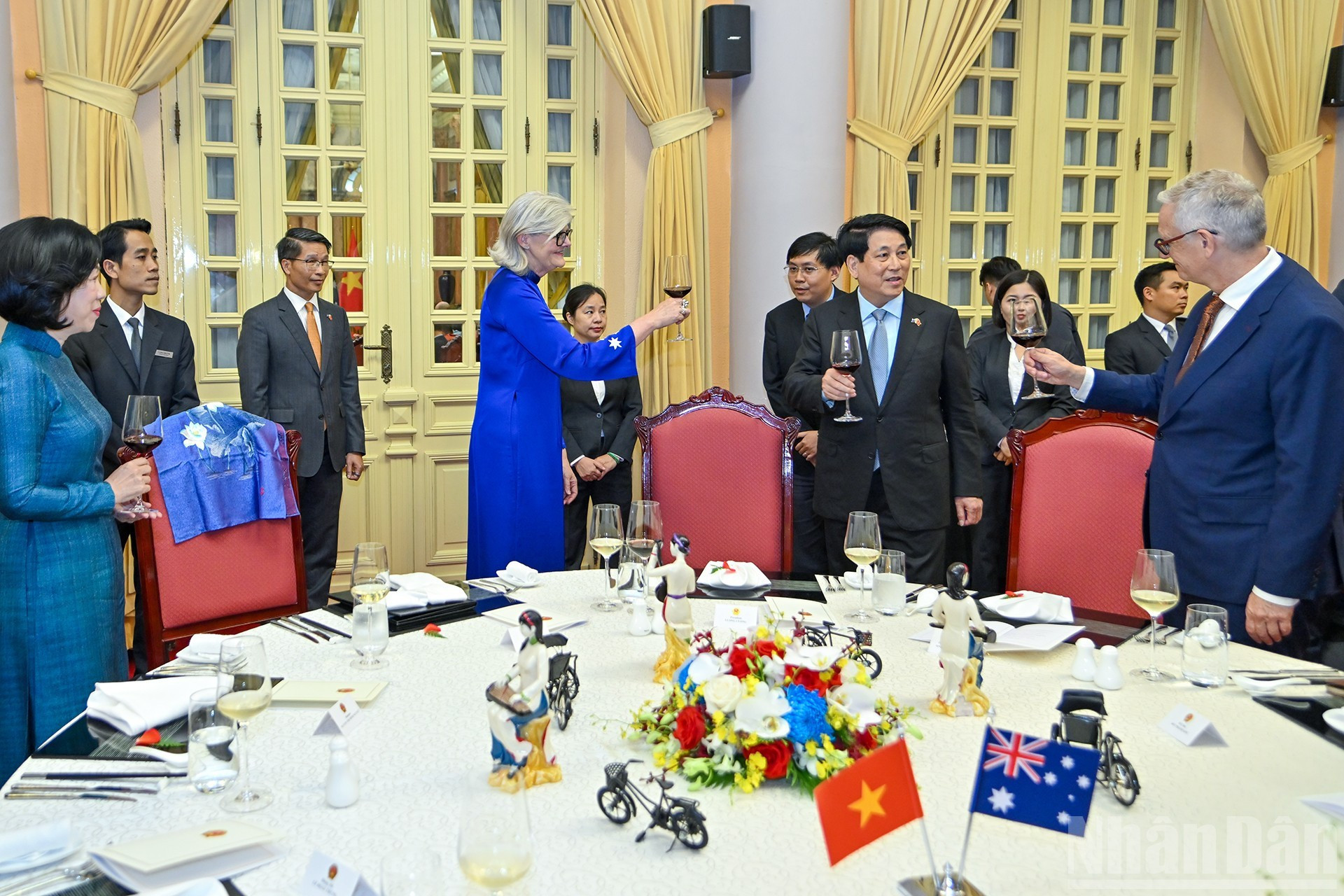 Los delegados brindan en la cita.