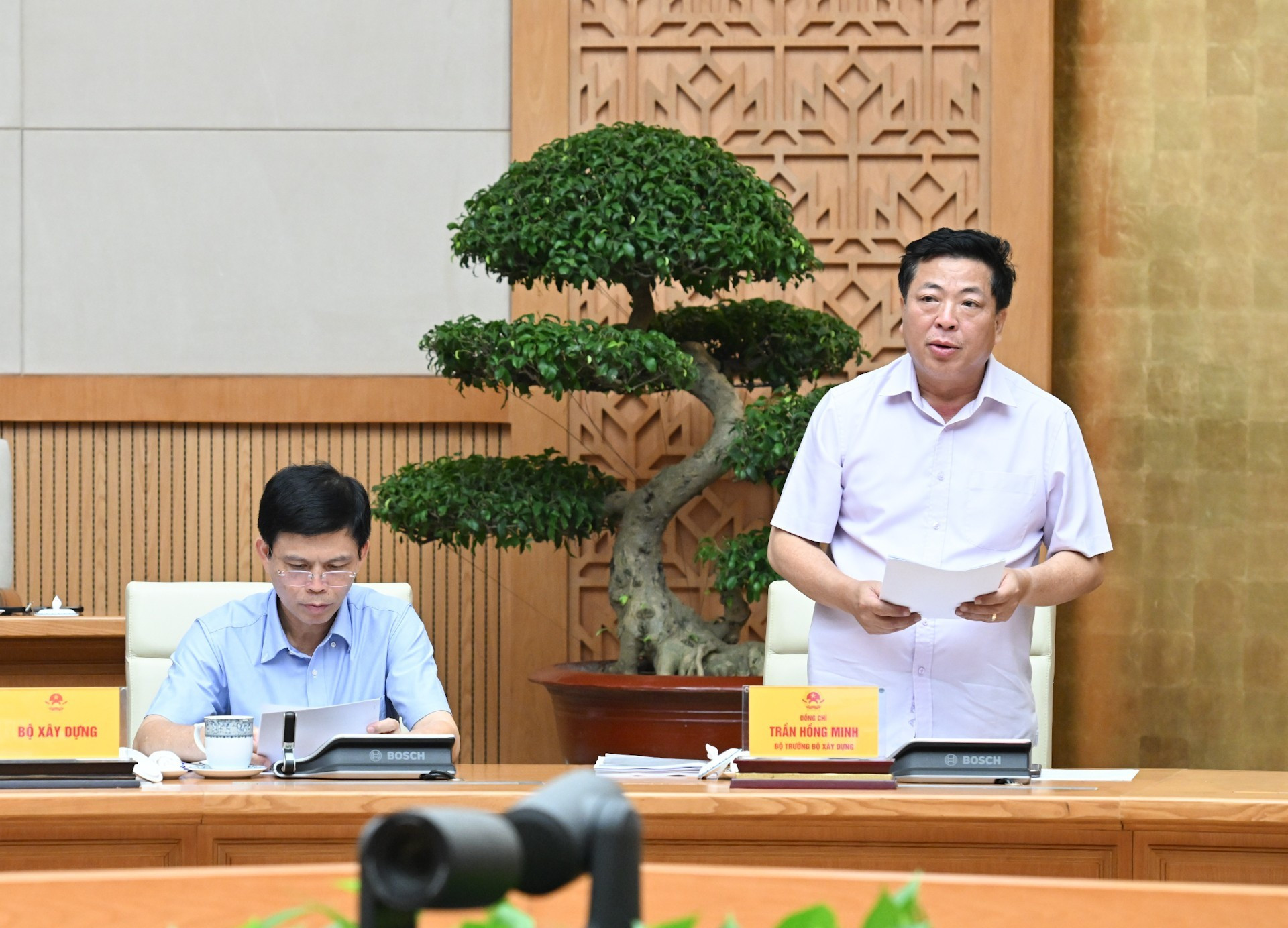 El ministro de Construcción, Tran Hong Minh, habla en la cita.