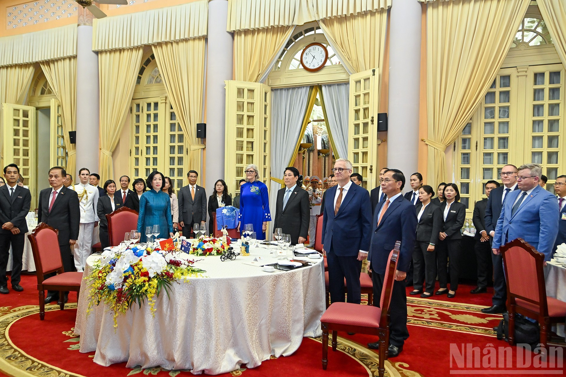 Los delegados escuchan la interpretación de los himnos nacionales de ambos países.