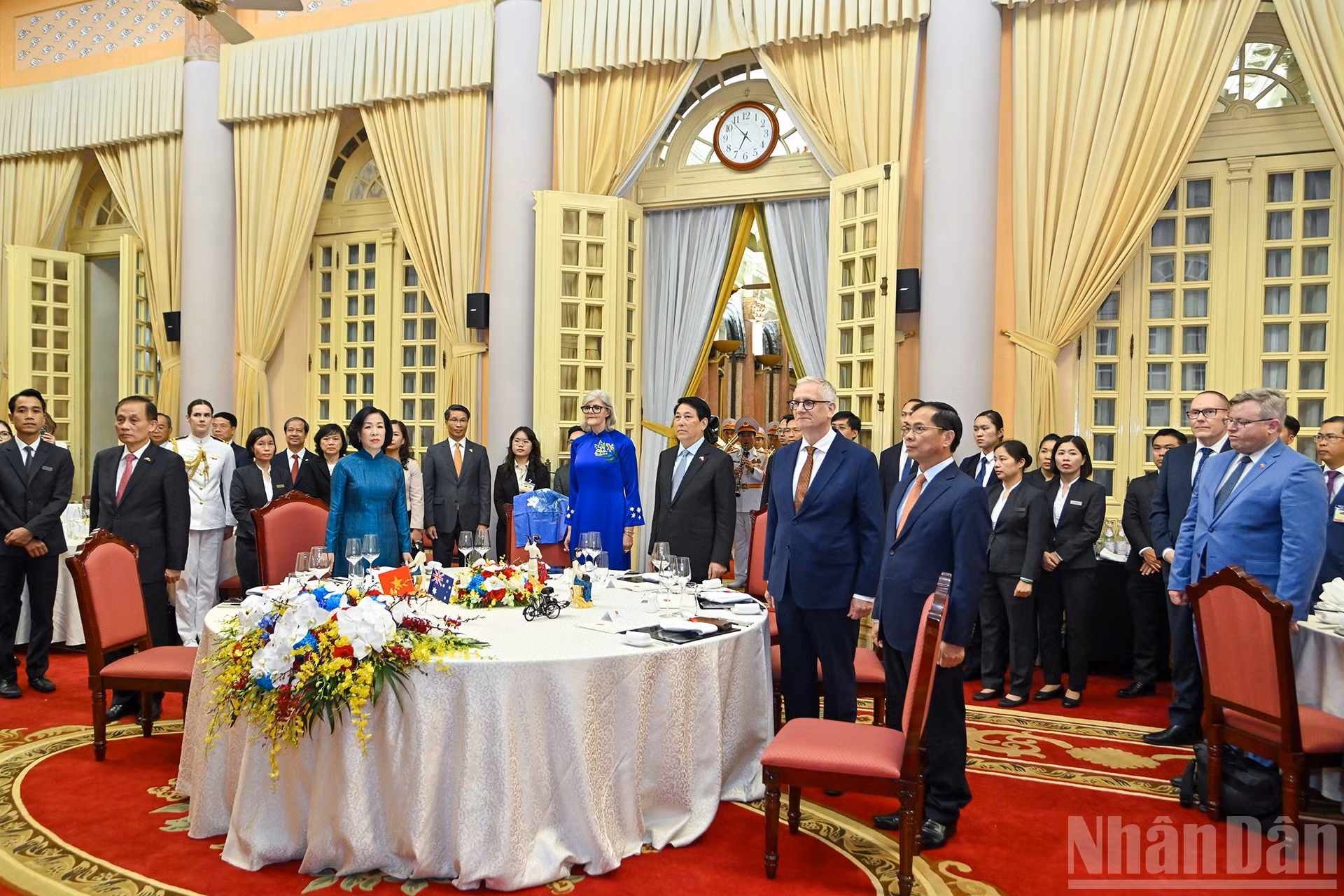 Los delegados escuchan la interpretación de los himnos nacionales de ambos países.