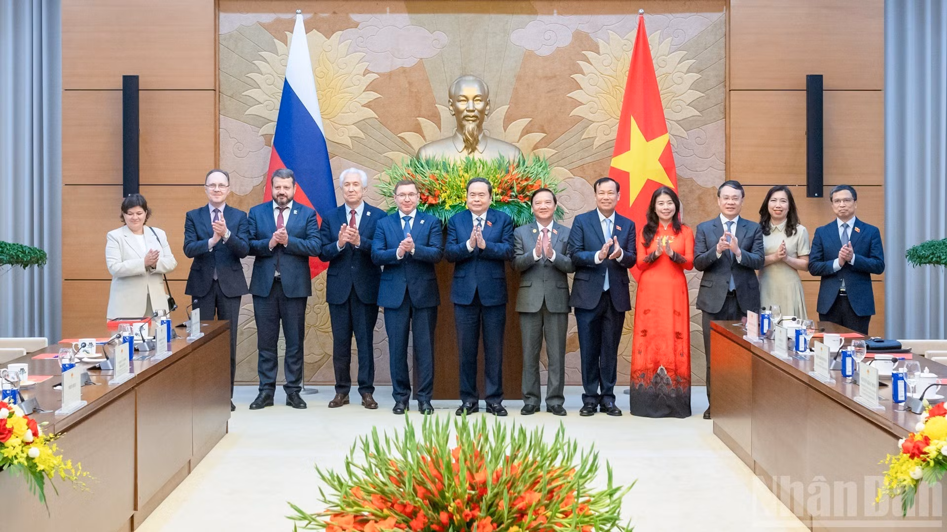 [Foto] Presidente del Parlamento vietnamita recibe al primer vicepresidente del Consejo de la Federación de Rusia