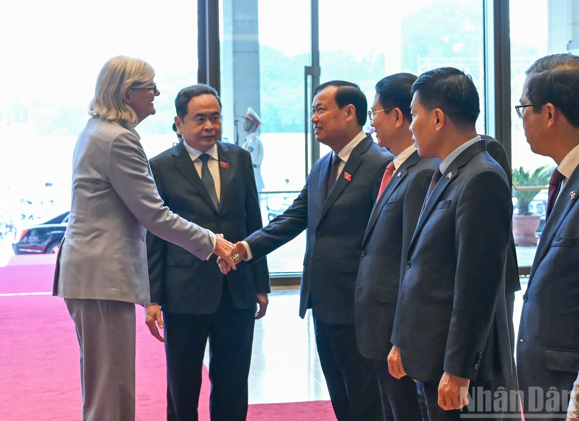 Sam Mostyn con los delegados vietnamitas.