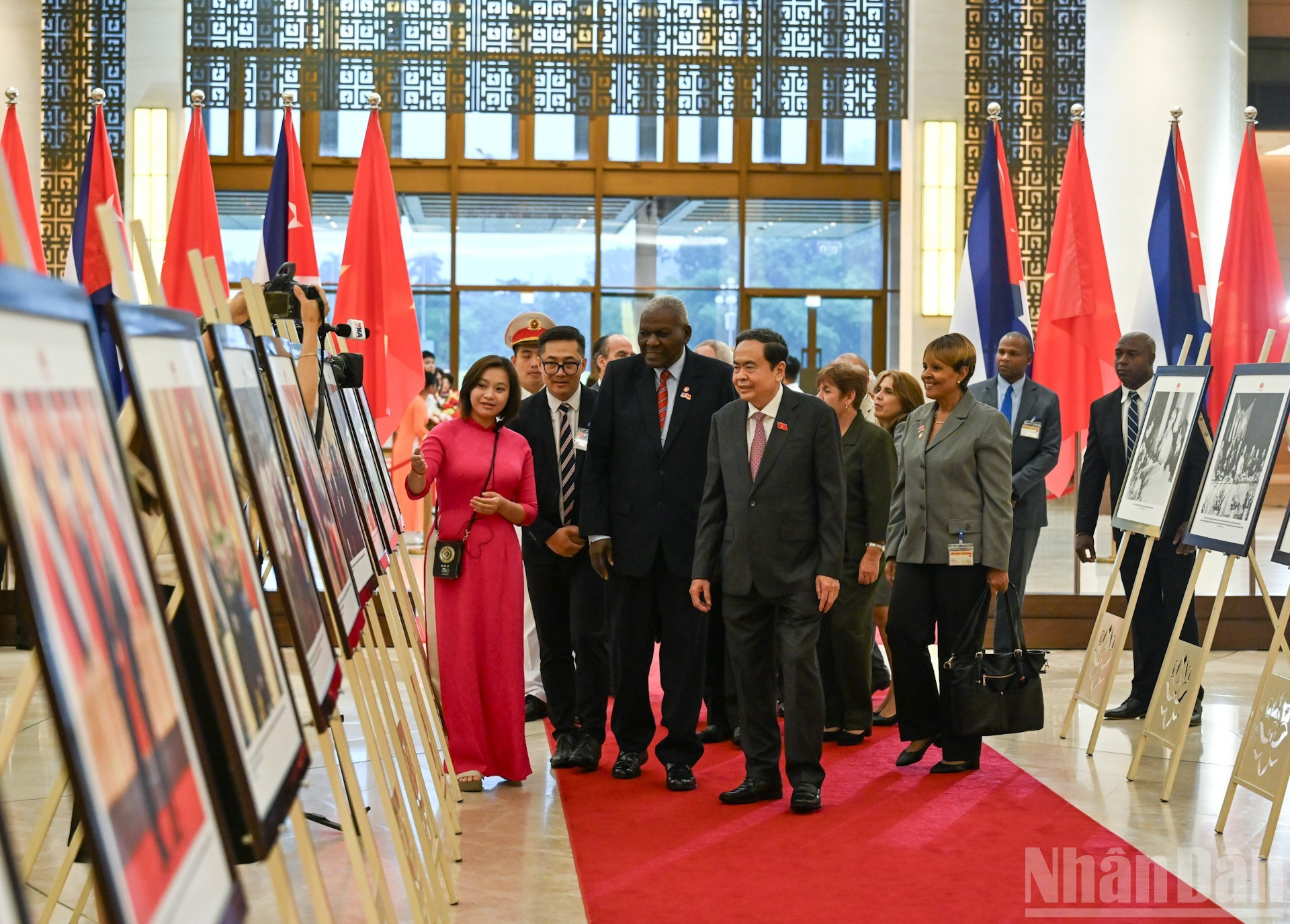 Ambos dirigentes visitan la exposición fotográfica sobre las relaciones entre los dos países. Ambos dirigentes visitan la exposición fotográfica sobre las relaciones entre los dos países.