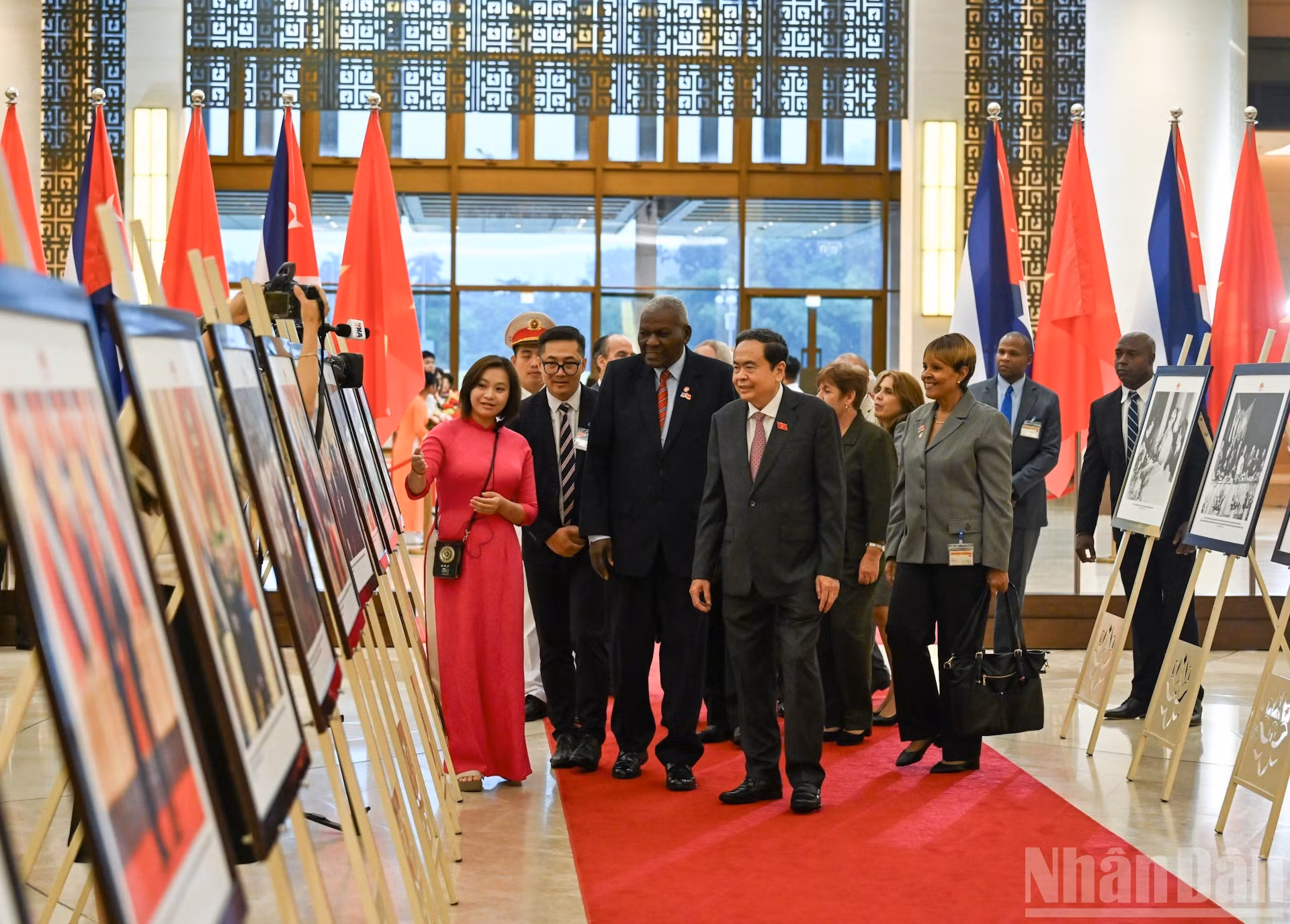 Ambos dirigentes visitan la exposición fotográfica sobre las relaciones entre los dos países.