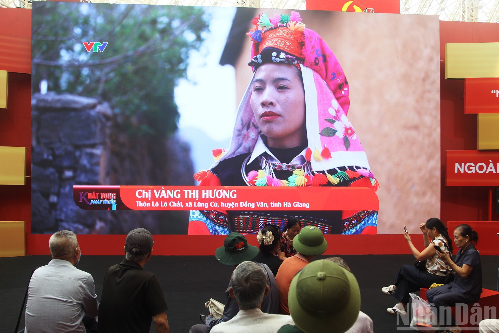 En la Zona 6, los visitantes pueden ver reportajes producidos por la Televisión de Vietnam (VTV) que reflejan el proceso de desarrollo económico, social y cultural del país. En la Zona 6, los visitantes pueden ver reportajes producidos por la Televisión de Vietnam (VTV) que reflejan el proceso de desarrollo económico, social y cultural del país.