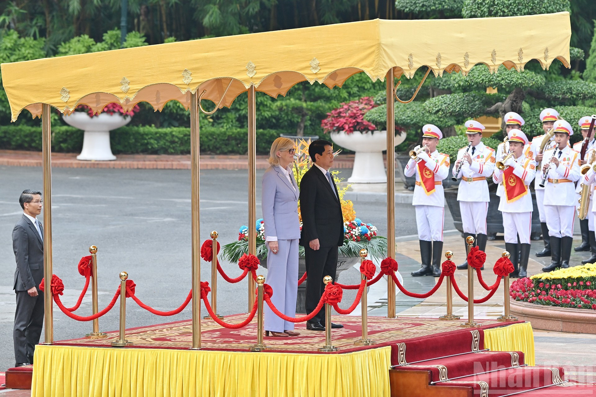 Ambos dirigentes se paran el podio de honor mientras se entonan los himnos de los dos países.
