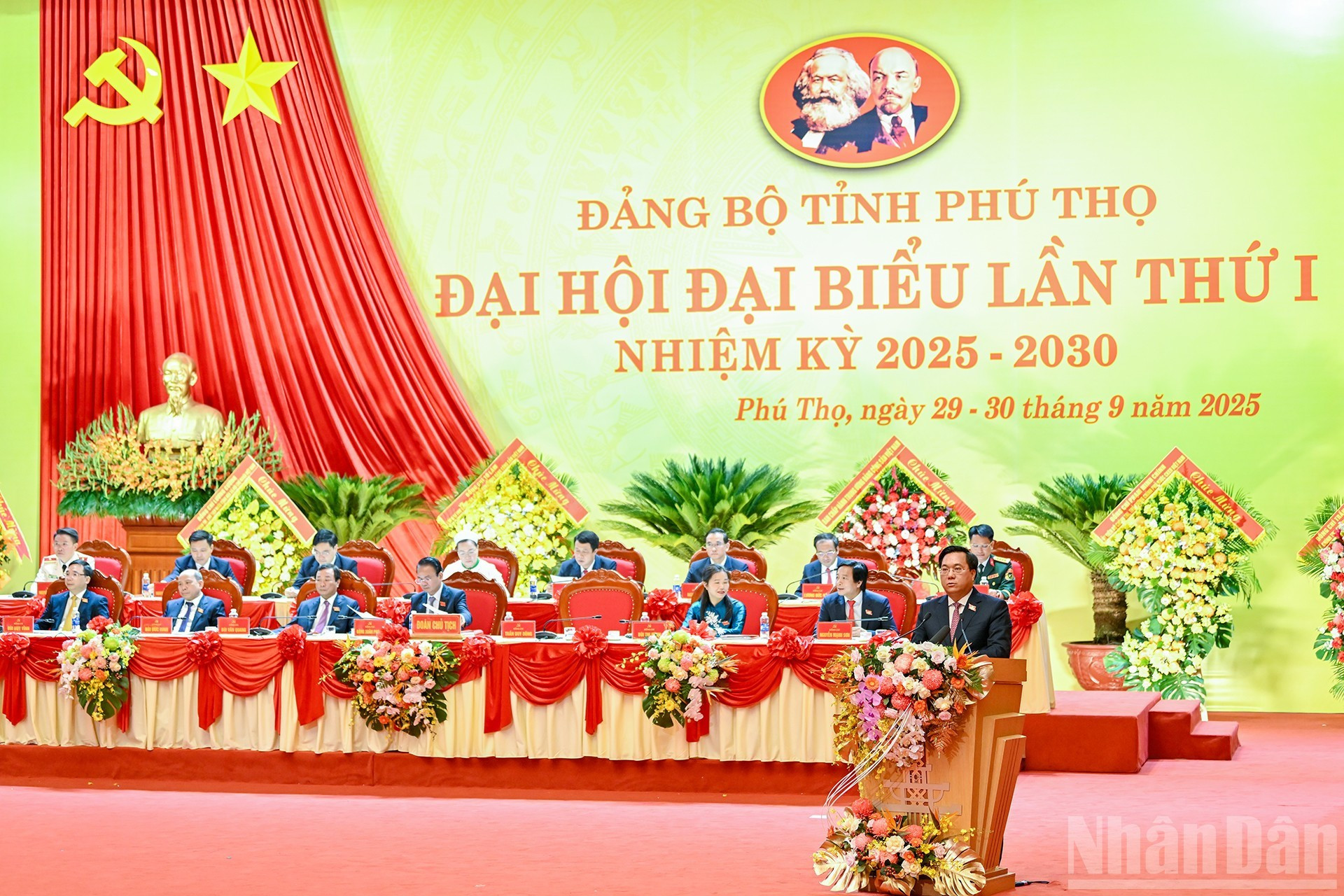 El vicesecretario del Comité del Partido y presidente del Comité Popular de Phu Tho, Tran Duy Dong, presenta el Informe Político a la Asamblea Provincial del Partido para el período 2025-2030. El vicesecretario del Comité del Partido y presidente del Comité Popular de Phu Tho, Tran Duy Dong, presenta el Informe Político a la Asamblea Provincial del Partido para el período 2025-2030.