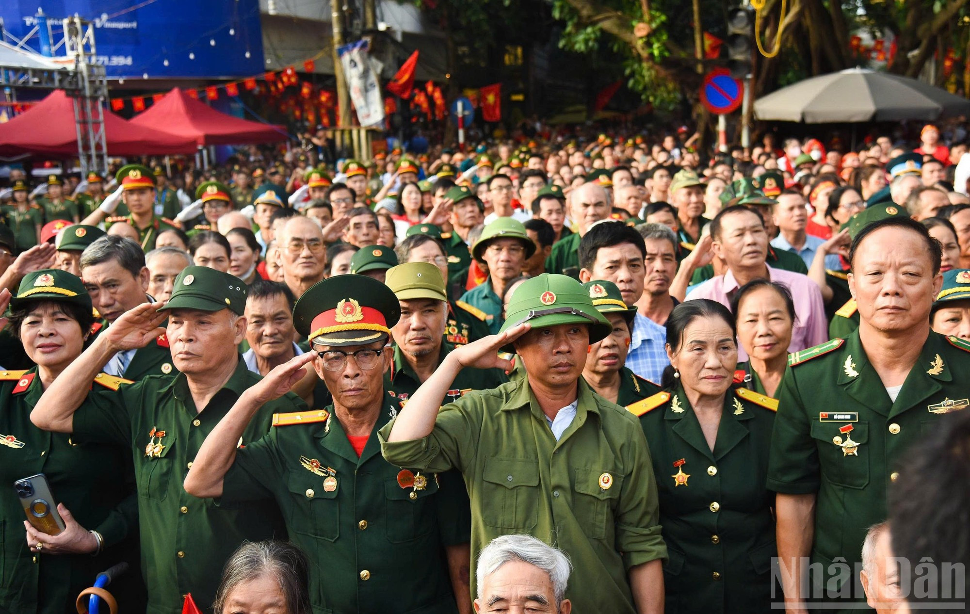Los veteranos de guerra y la gente esperan en las calles por donde pasa el desfile militar y civil. Los veteranos de guerra y la gente esperan en las calles por donde pasa el desfile militar y civil.