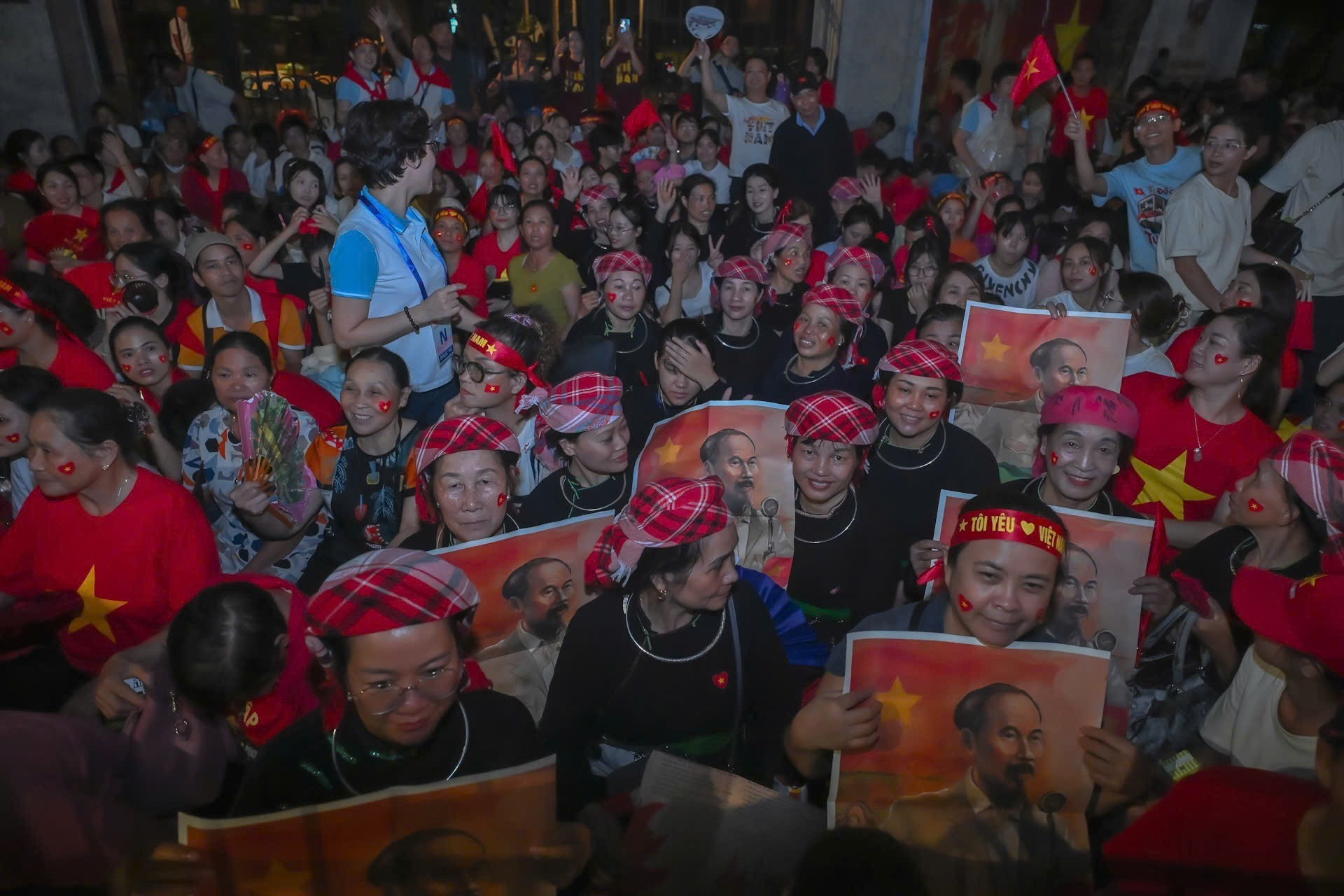 Delegados del grupo étnico Tay, en la provincia de Lao Cai, en la calle Nguyen Thai Hoc esperando el desfile.
