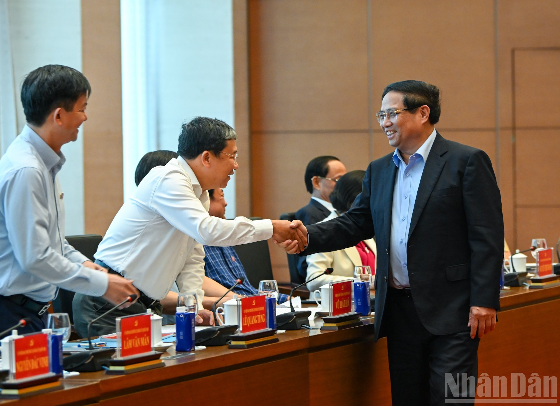 El secretario del Comité partidista del Gobierno y primer ministro, Pham Minh Chinh, con los delegados. El secretario del Comité partidista del Gobierno y primer ministro, Pham Minh Chinh, con los delegados.