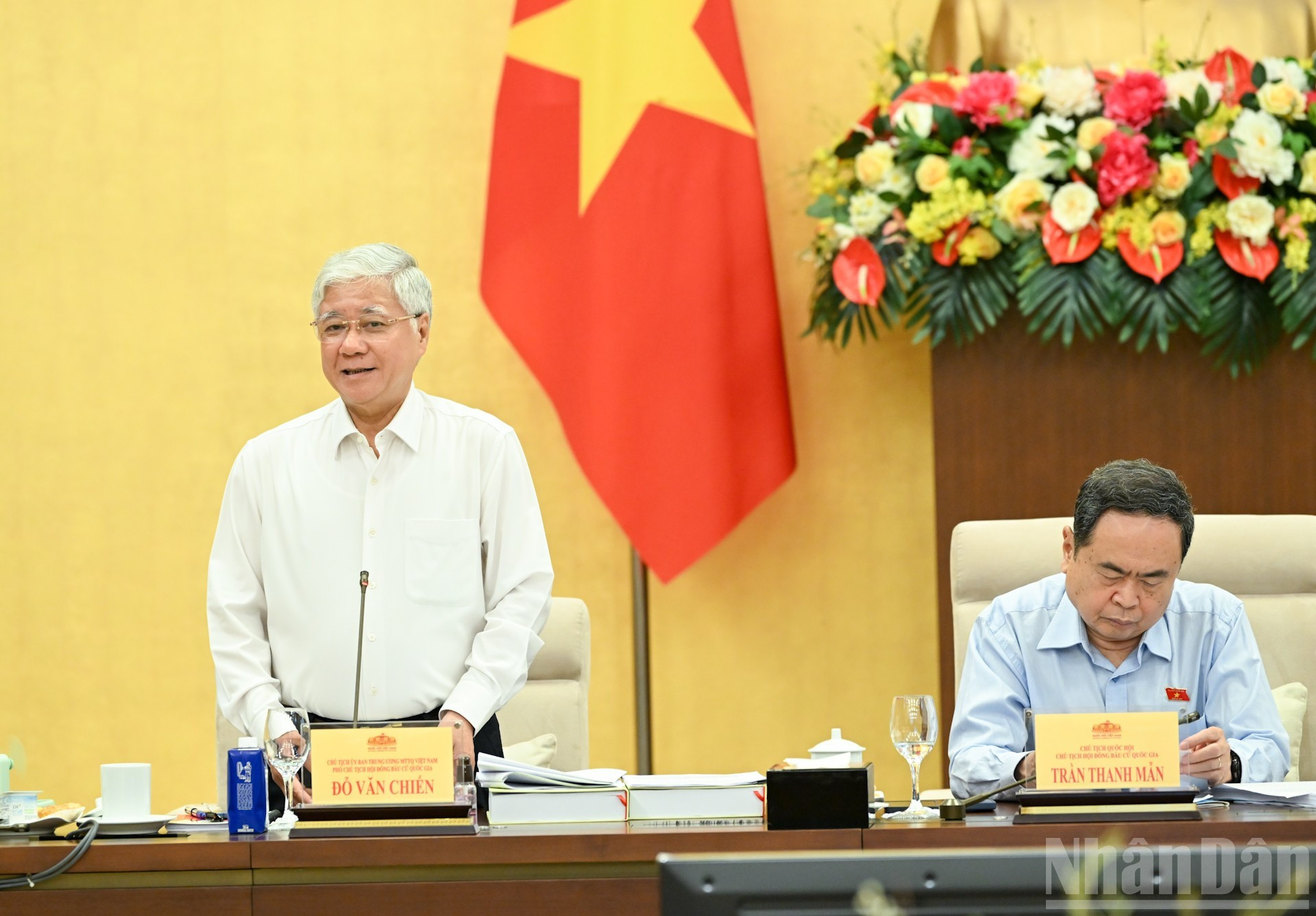 El miembro del Buró Político y del Secretariado del Comité Central del PCV, presidente del Comité Central del Frente de la Patria de Vietnam y vicepresidente del Consejo, Do Van Chien, interviene en el evento.