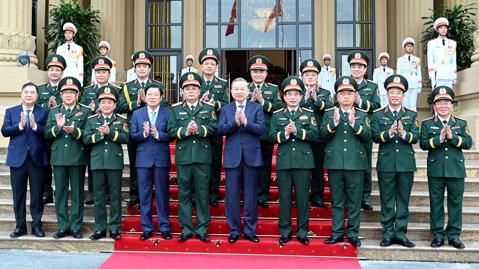 [Foto] Líder partidista asiste a la ceremonia conmemorativa del 80º aniversario del Departamento General de la Industria de Defensa