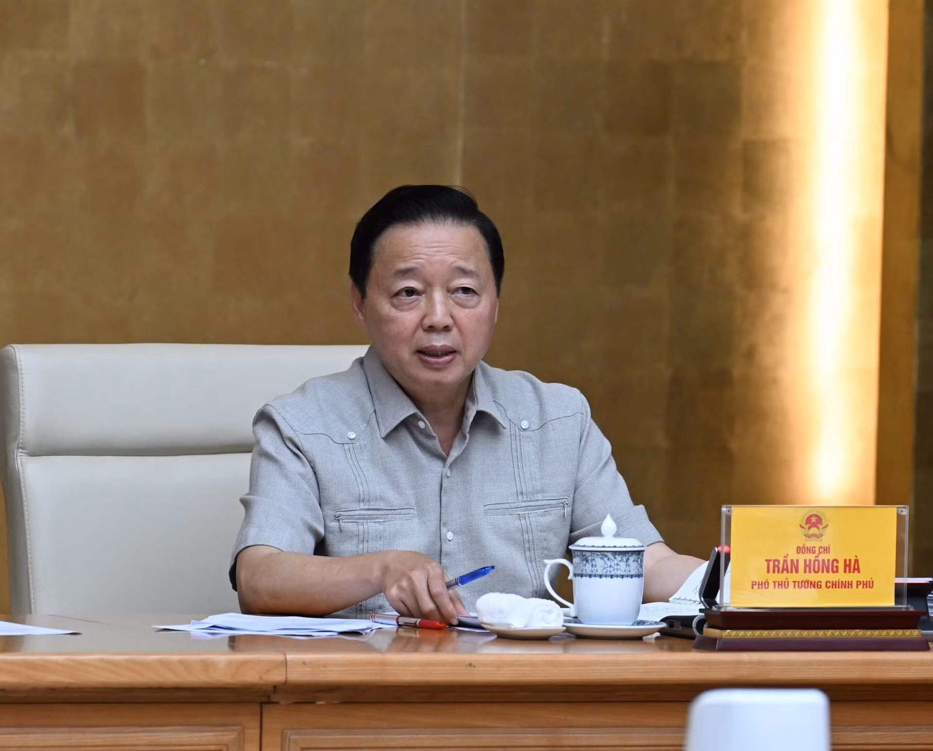 El viceprimer ministro vietnamita, Tran Hong Ha, habla en la reunión.