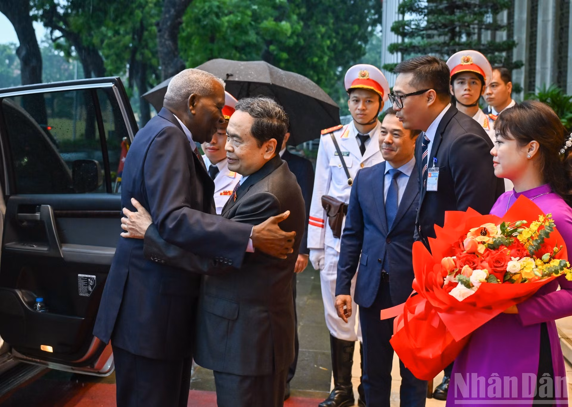 El presidente del Parlamento de Vietnam, Tran Thanh Man, recibe al titular de la Asamblea Nacional del Poder Popular y del Consejo de Estado de Cuba, Esteban Lazo Hernández.
