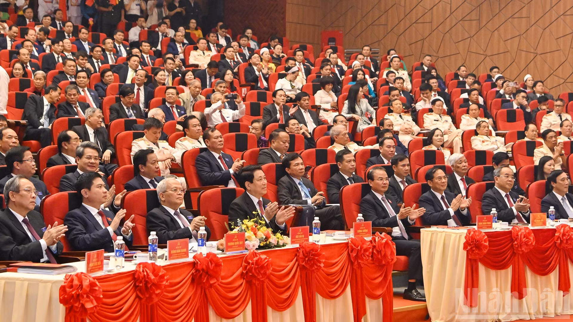 El presidente vietnamita, Luong Cuong, y delegados en la cita.