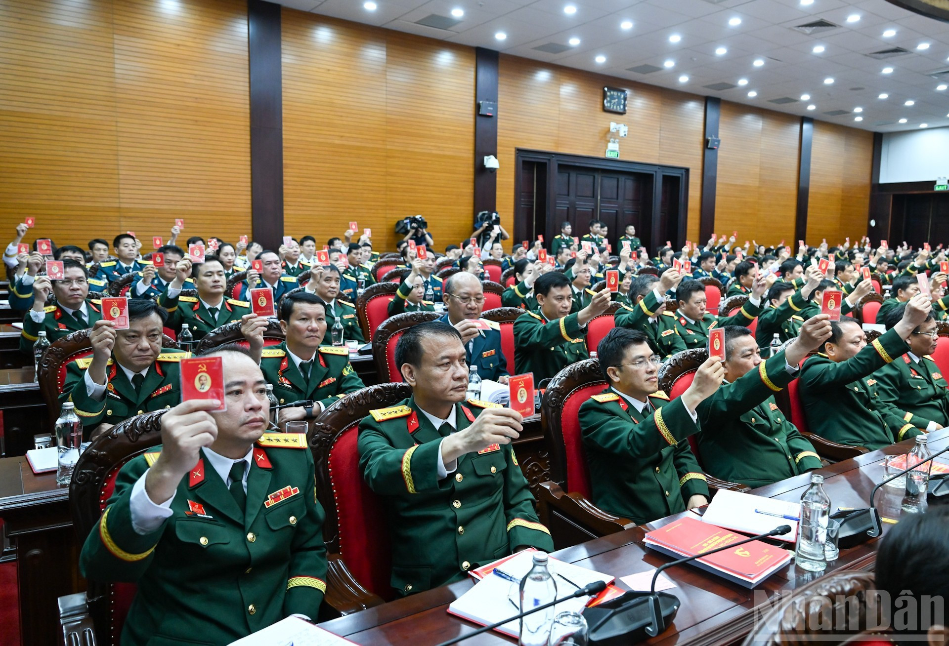 Los delegados votan para aprobar el informe sobre la verificación de la legitimidad de los delegados.