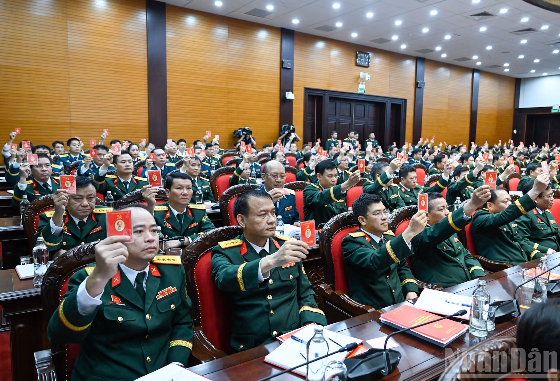 Los delegados votan para aprobar el informe sobre la verificación de la legitimidad de los delegados.