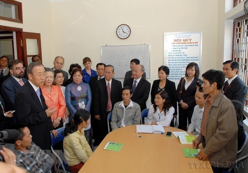 El secretario general de las Naciones Unidas, Ban Ki-moon, visita el proyecto de atención, protección y prevención del VIH/SIDA en el Centro Médico del distrito de Tu Liem, Hanói (29 de octubre de 2010). El secretario general de las Naciones Unidas, Ban Ki-moon, visita el proyecto de atención, protección y prevención del VIH/SIDA en el Centro Médico del distrito de Tu Liem, Hanói (29 de octubre de 2010).