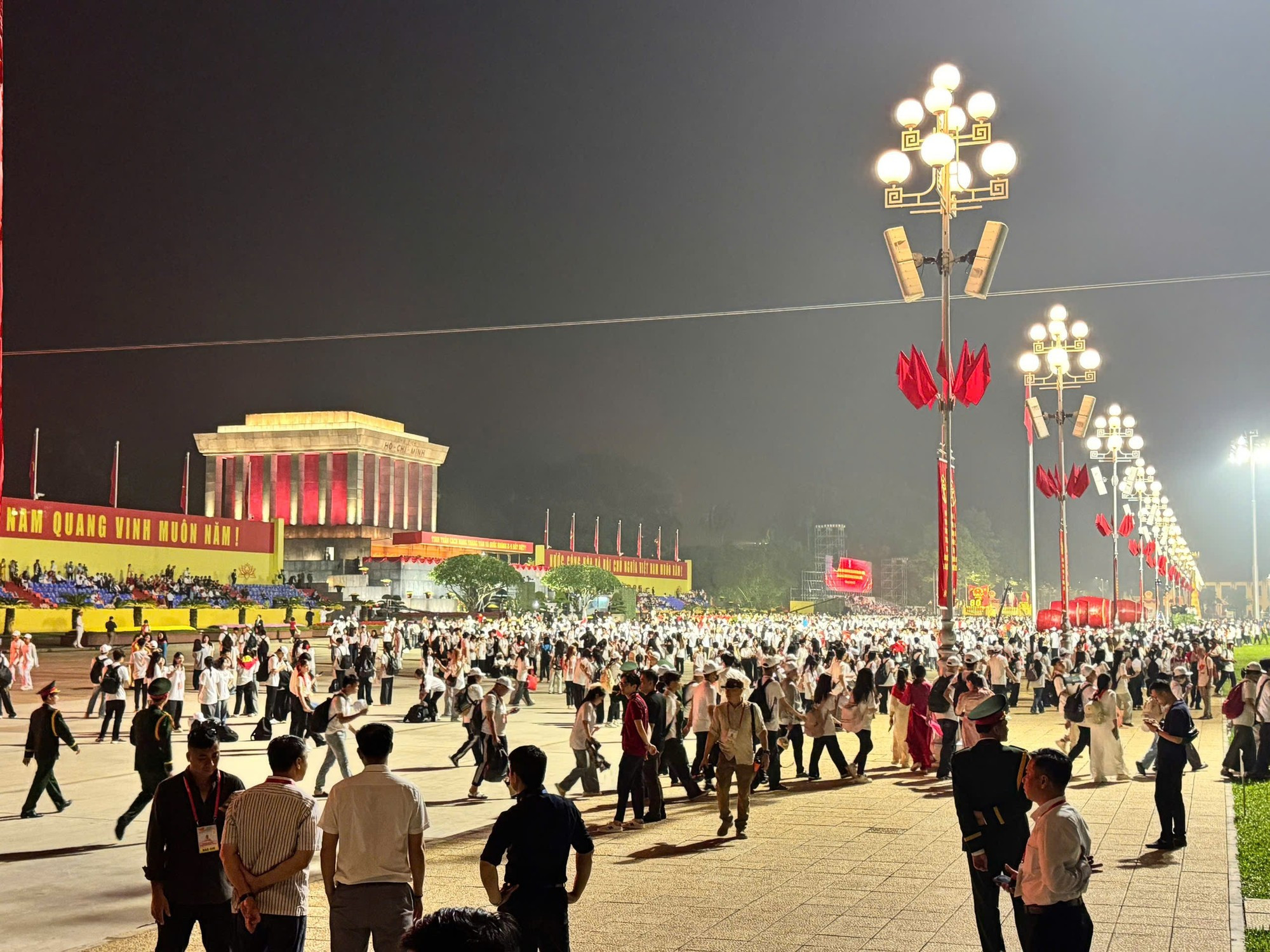 El ambiente en la Plaza de Ba Dinh antes del desfile.