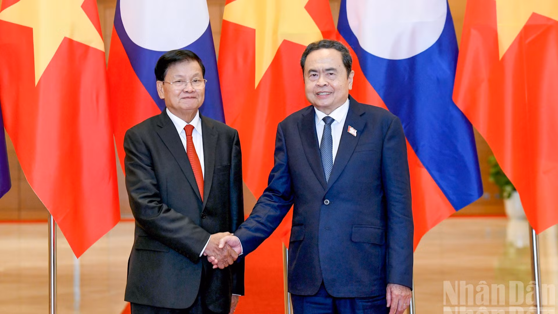 [Foto] Presidente del Legislativo vietnamita sostiene encuentro con máximo dirigente laosiano