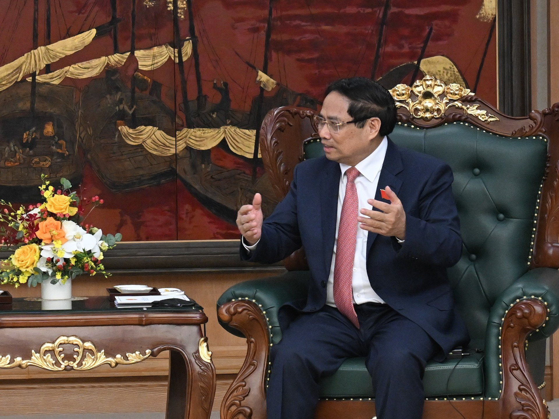 El premier vietnamita, Minh Chinh, habla en la reunión.