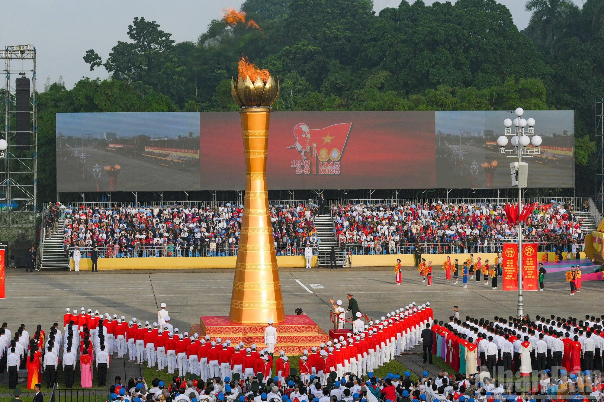 La ceremonia del relevo de la antorcha y el encendido del pebetero del fuego revolucionario tradicional. La ceremonia del relevo de la antorcha y el encendido del pebetero del fuego revolucionario tradicional.
