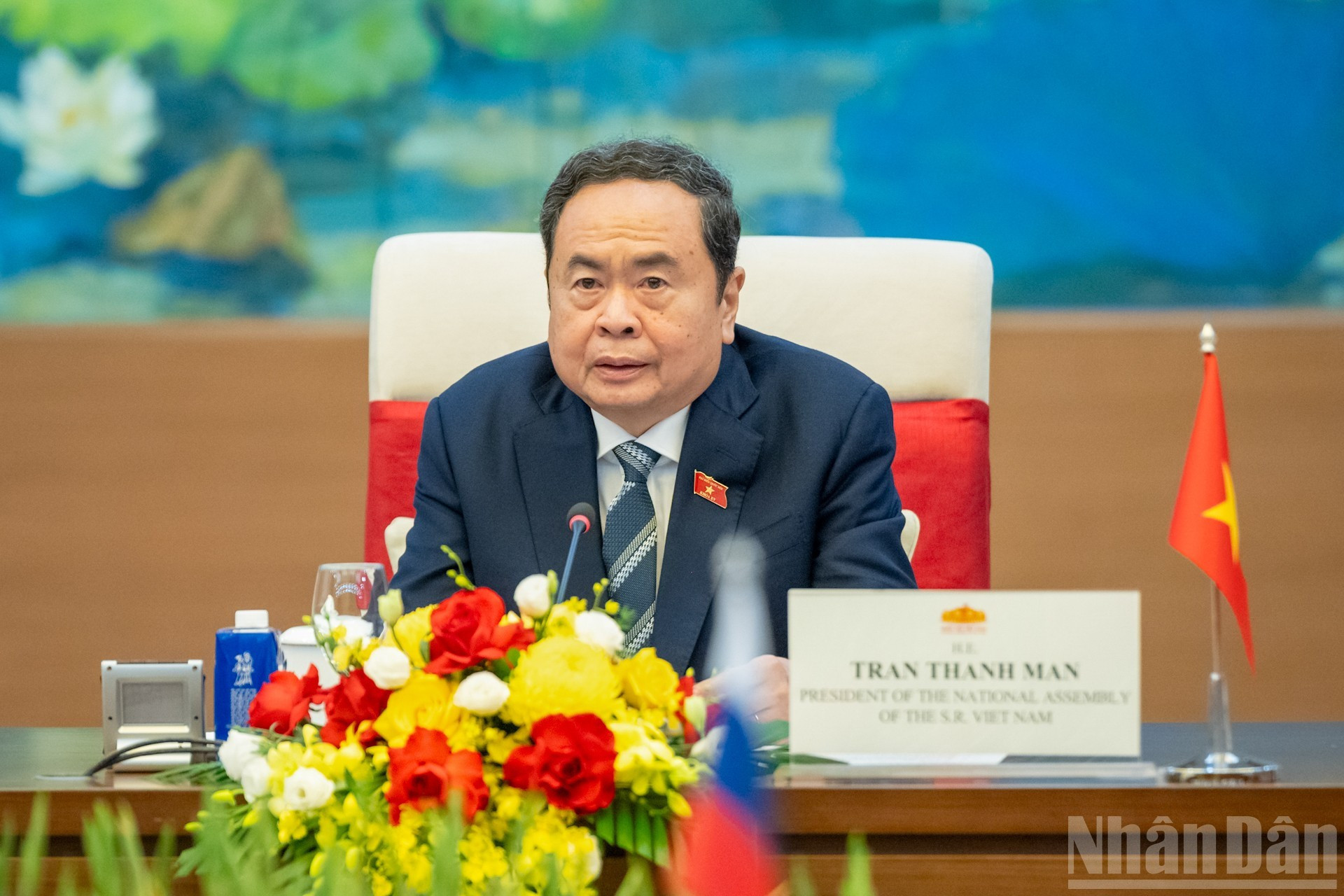 Thanh Man habla en la cita.