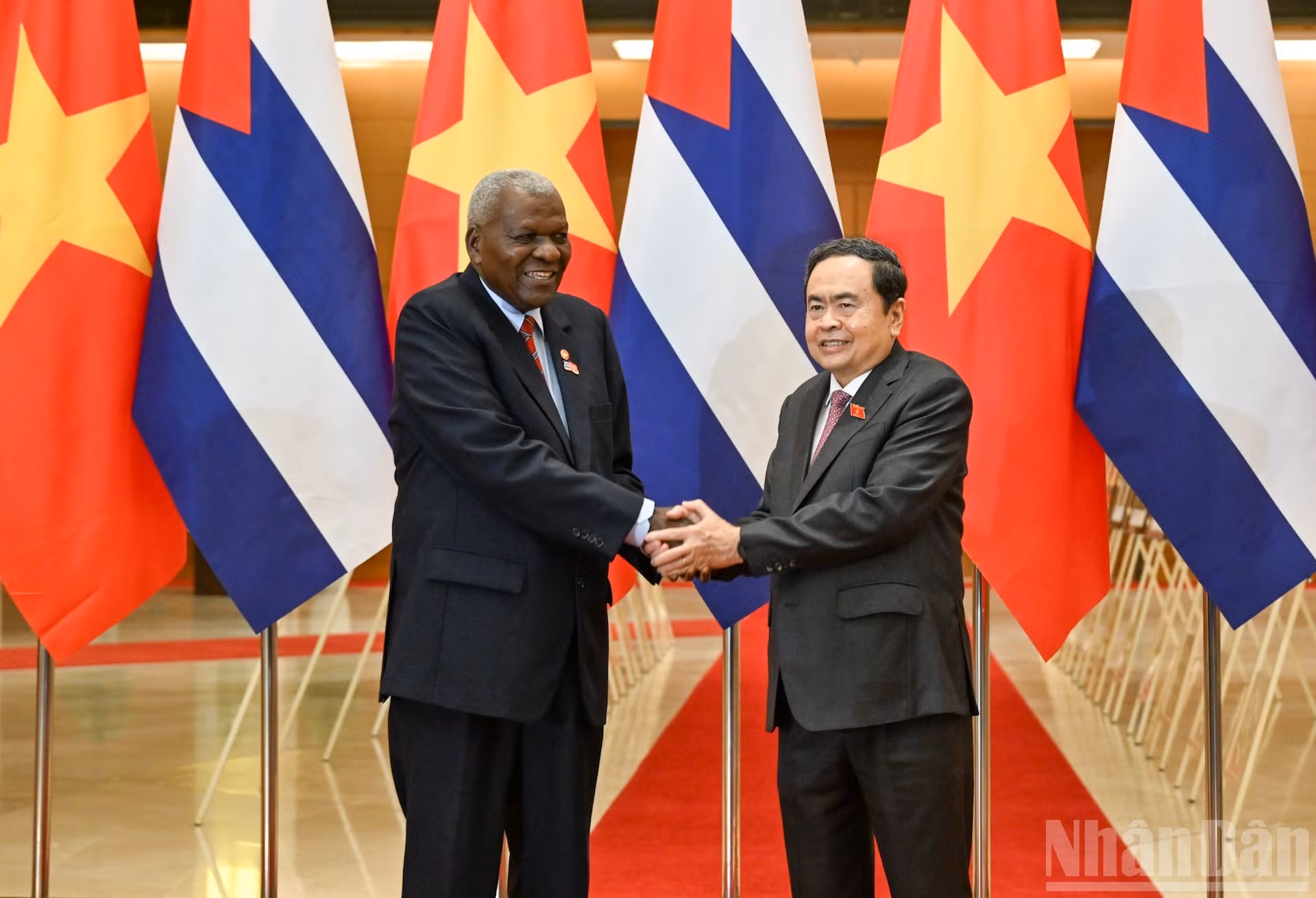 El presidente de la Asamblea Nacional de Vietnam, Tran Thanh Man, (derecha) y el titular de la Asamblea Nacional del Poder Popular y del Consejo de Estado de Cuba, Esteban Lazo Hernández.