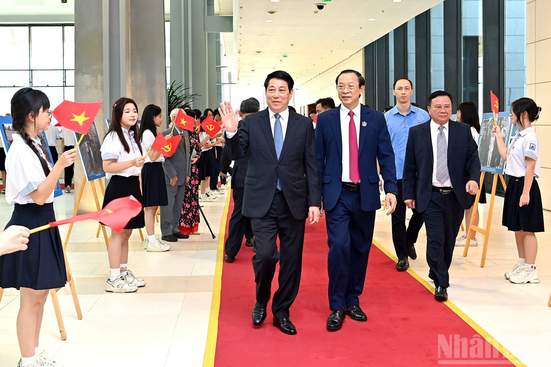 El presidente del Estado, Luong Cuong, asiste a la ceremonia. El presidente del Estado, Luong Cuong, asiste a la ceremonia.
