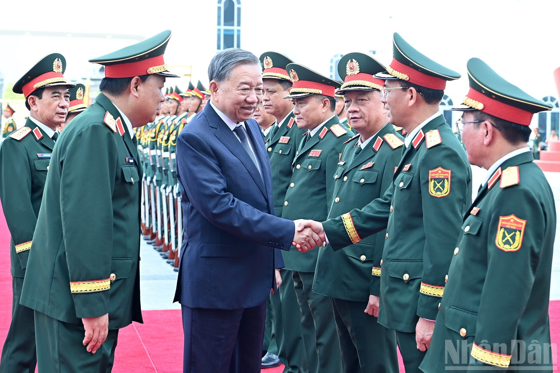 To Lam y delegados del Ministerio de Defensa y del Departamento General de la Industria de Defensa.